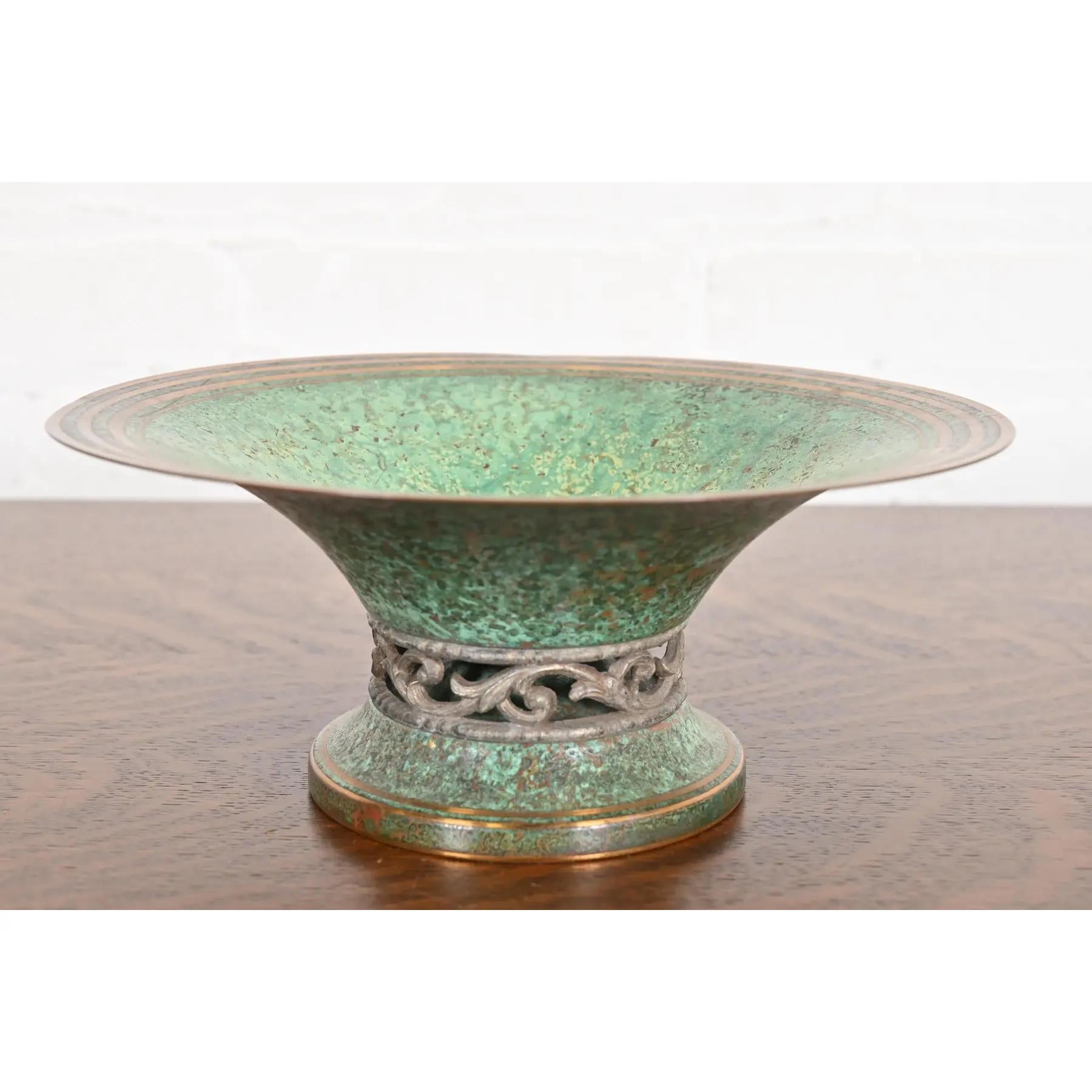 Superbe coupe ou coupe à fruits sur pied en bronze vert-de-gris d'époque Art déco ou Arts & Crafts.

Par Carl Sorensen

États-Unis d'Amérique, début du 20e siècle

Mesures : 9,5 