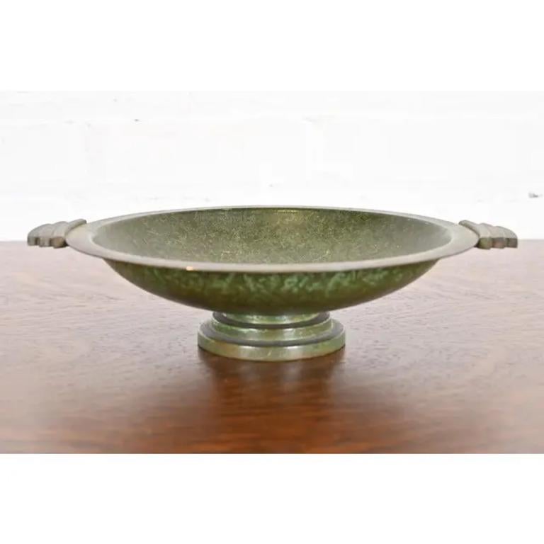 Magnifique bol, tazza ou coupe à fruits en bronze vert-de-gris à pied, d'époque Art déco ou Arts & Crafts.

Par Carl Sorensen

États-Unis d'Amérique, début du 20e siècle

Dimensions : 10,25 