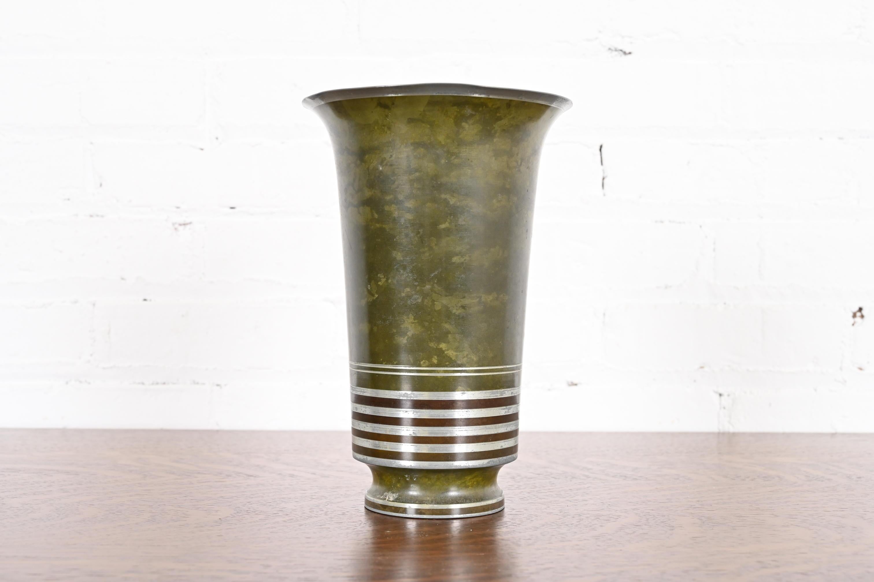 Un bellissimo vaso a tromba in bronzo verdastro Art Deco o Arts & Crafts 

Di Carl Sorensen

Stati Uniti, inizio del XX secolo

Misure: 6