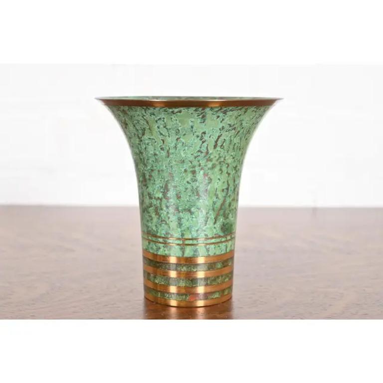 Un bellissimo vaso a tromba in bronzo verdastro del periodo Art Déco o Arts & Crafts

Di Carl Sorensen

Stati Uniti, inizio del XX secolo

Misure: 5,13 