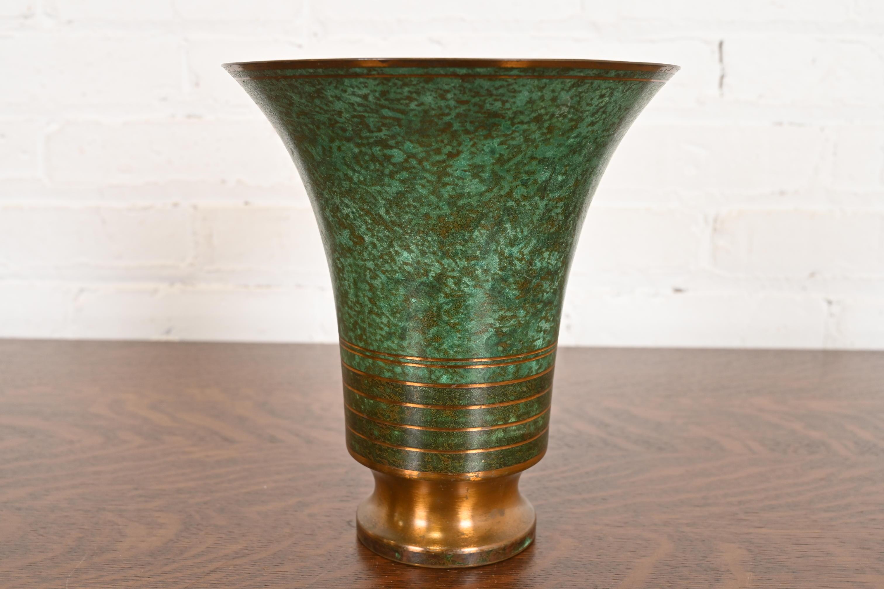 Magnifique vase trompette en bronze vert-de-gris d'époque Art déco ou Arts & Crafts 

Par Carl Sorensen

États-Unis d'Amérique, début du 20e siècle

Dimensions : 7,38 