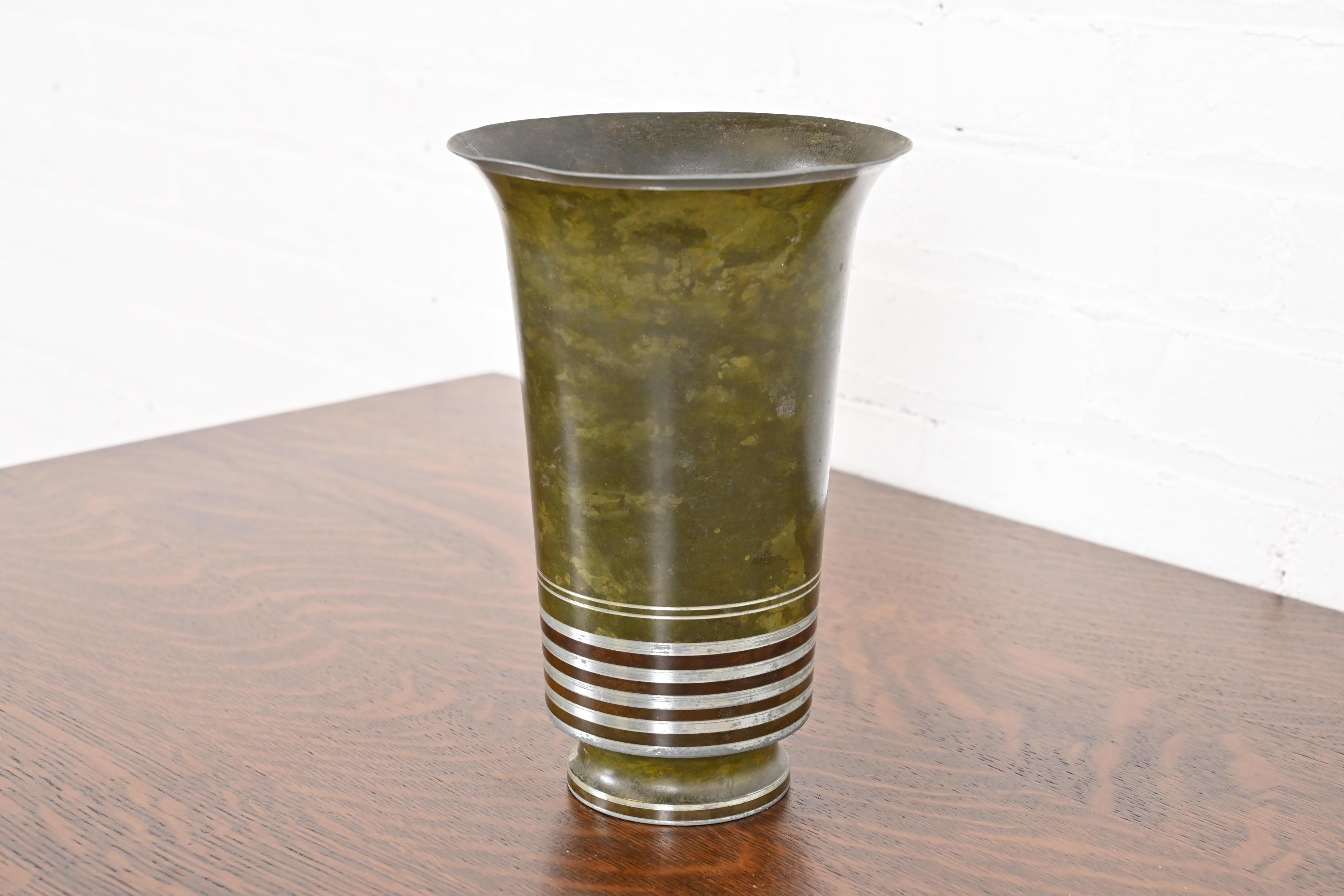 Arts and Crafts Vaso a tromba in bronzo verdastro Art Déco Carl Sorensen in vendita