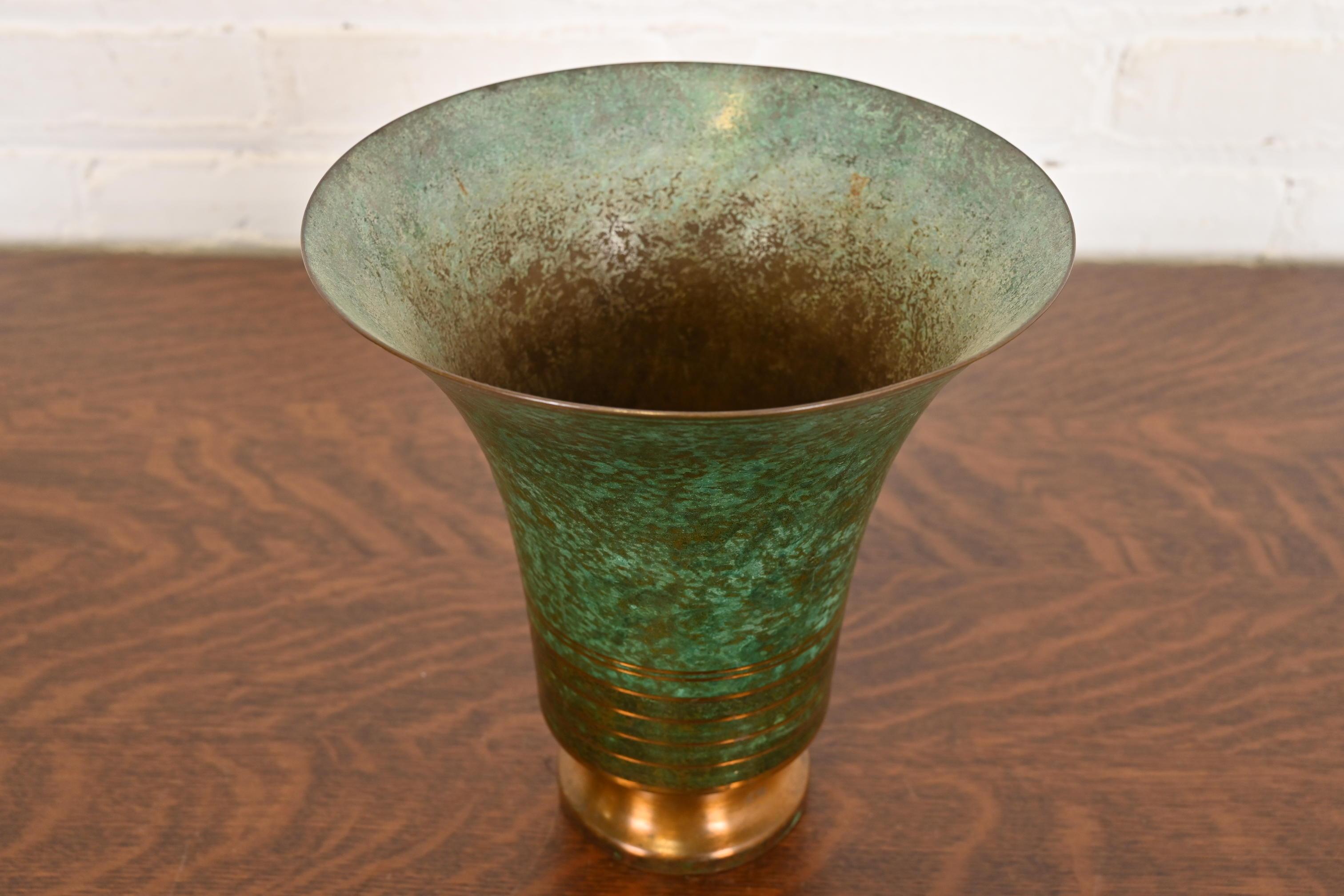 Américain Carl Sorensen vase trompette Art déco en bronze vert-de-gris en vente