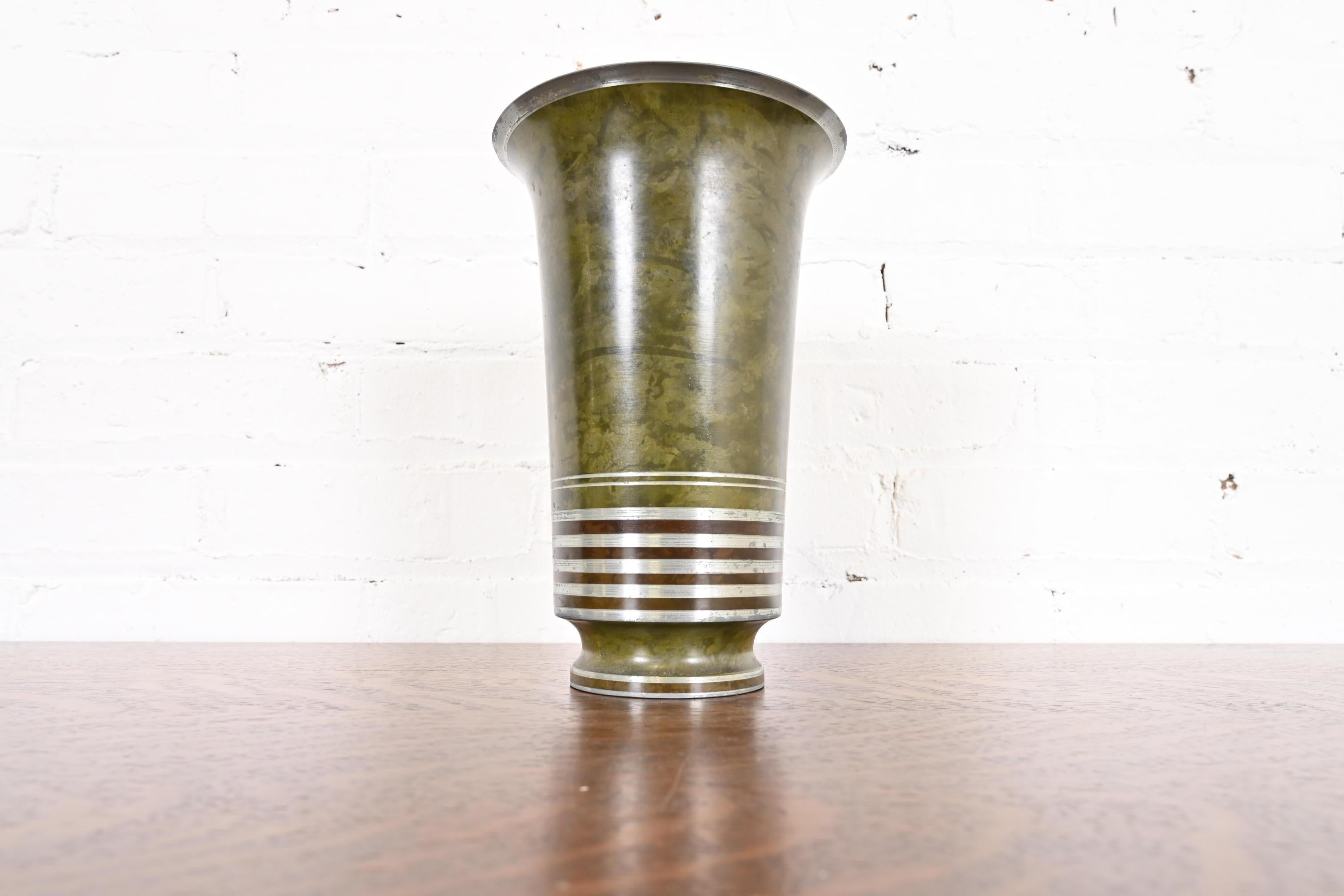Americano Vaso a tromba in bronzo verdastro Art Déco Carl Sorensen in vendita