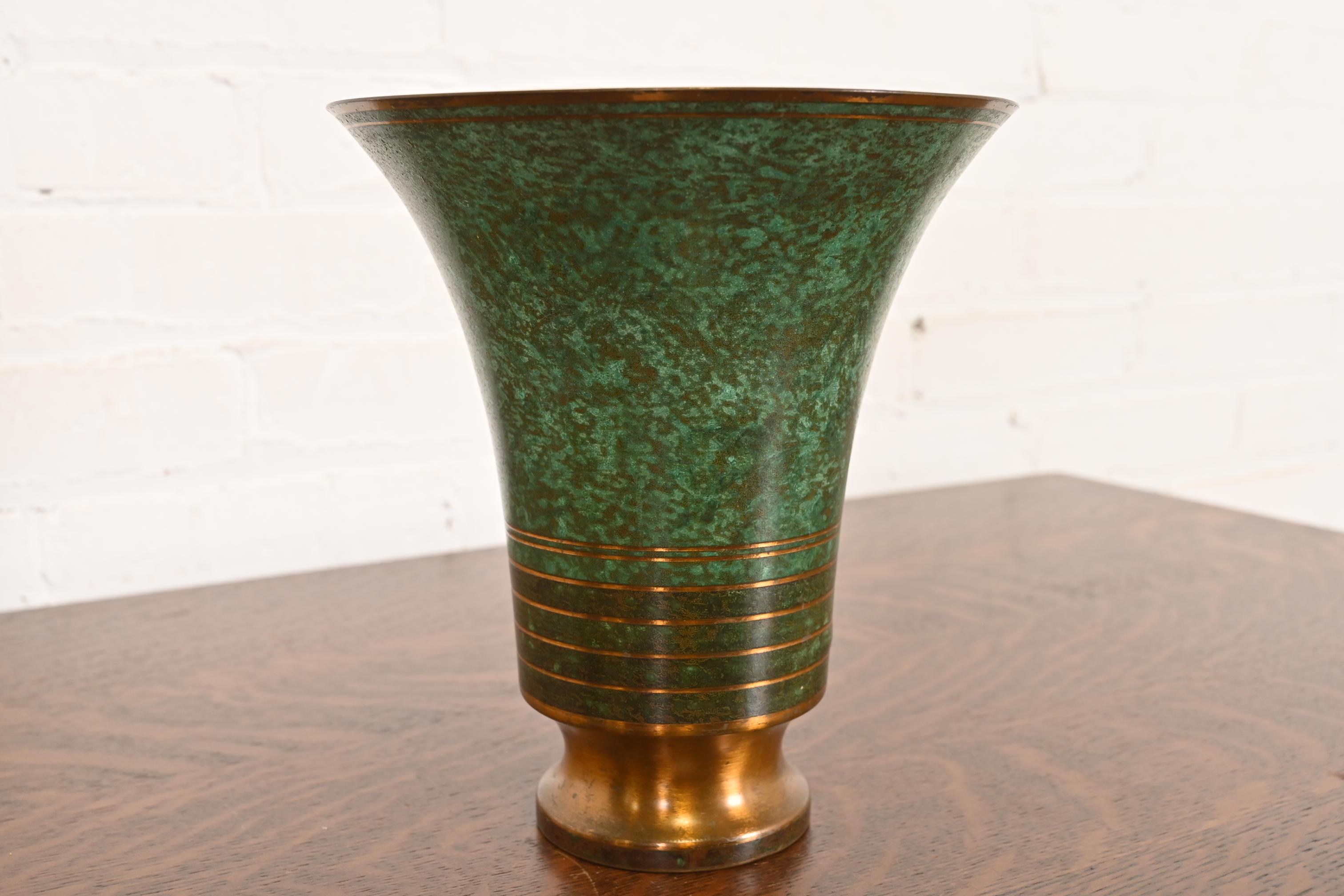 Carl Sorensen vase trompette Art déco en bronze vert-de-gris Bon état - En vente à South Bend, IN
