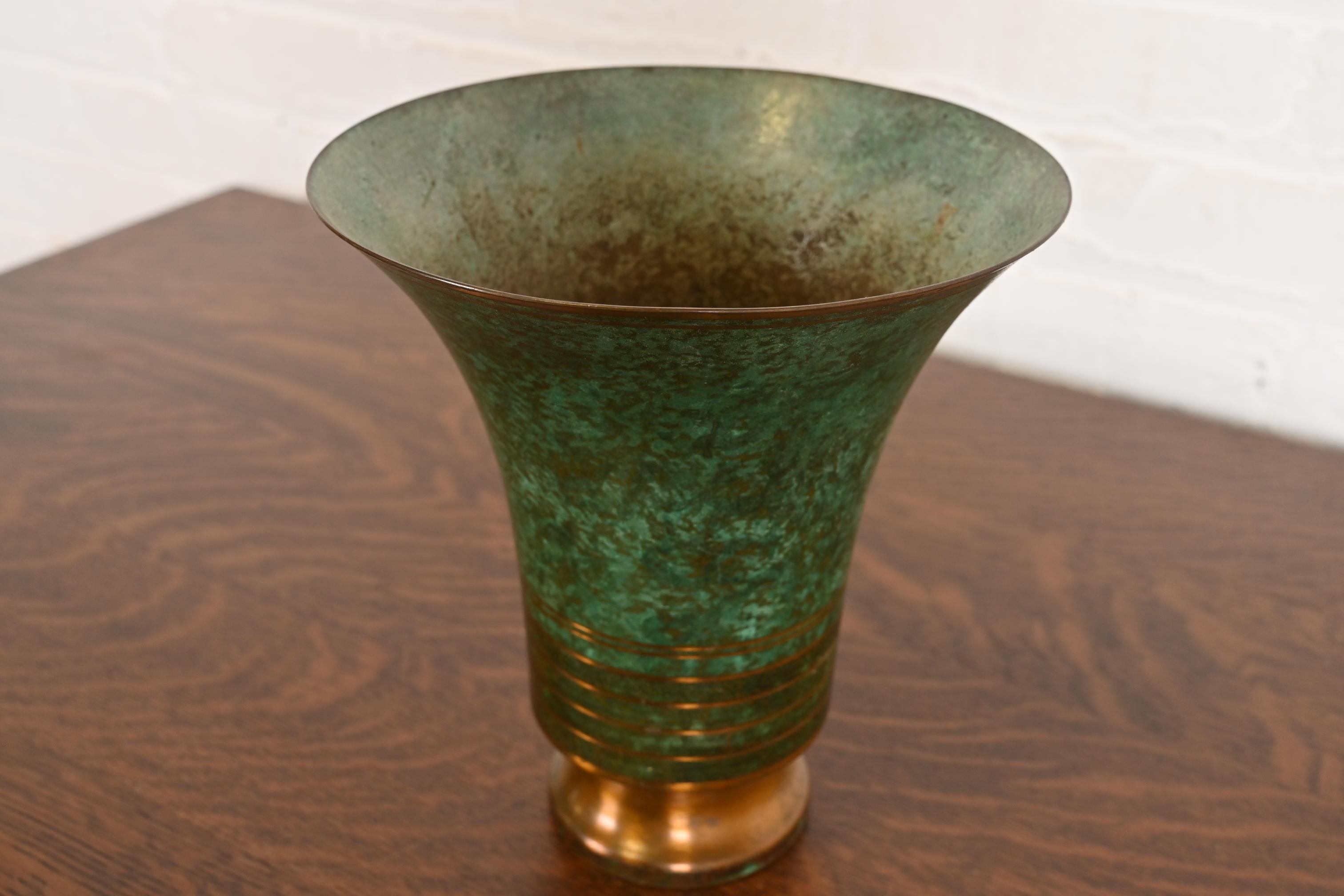 20ième siècle Carl Sorensen vase trompette Art déco en bronze vert-de-gris en vente