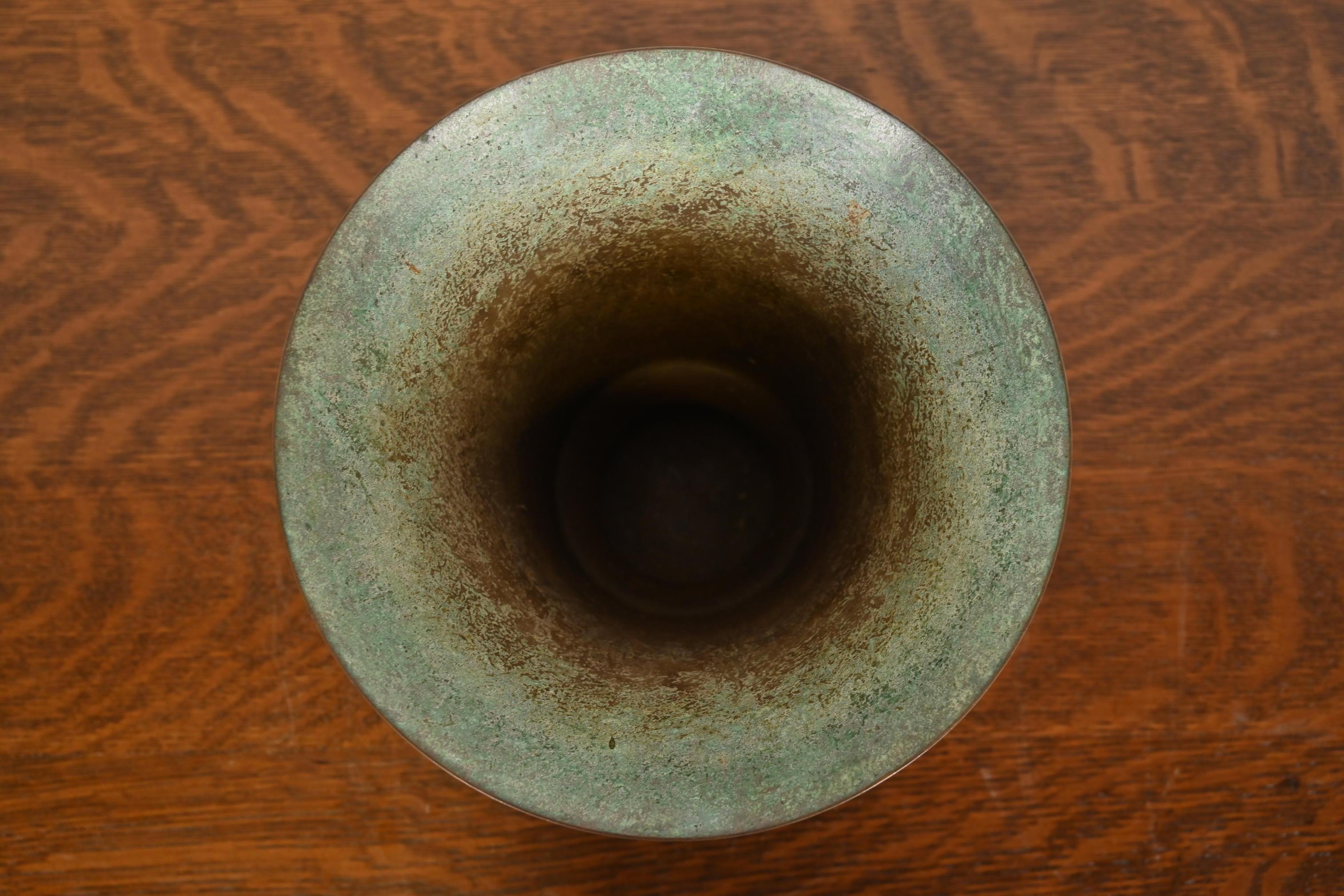 Bronze Carl Sorensen vase trompette Art déco en bronze vert-de-gris en vente