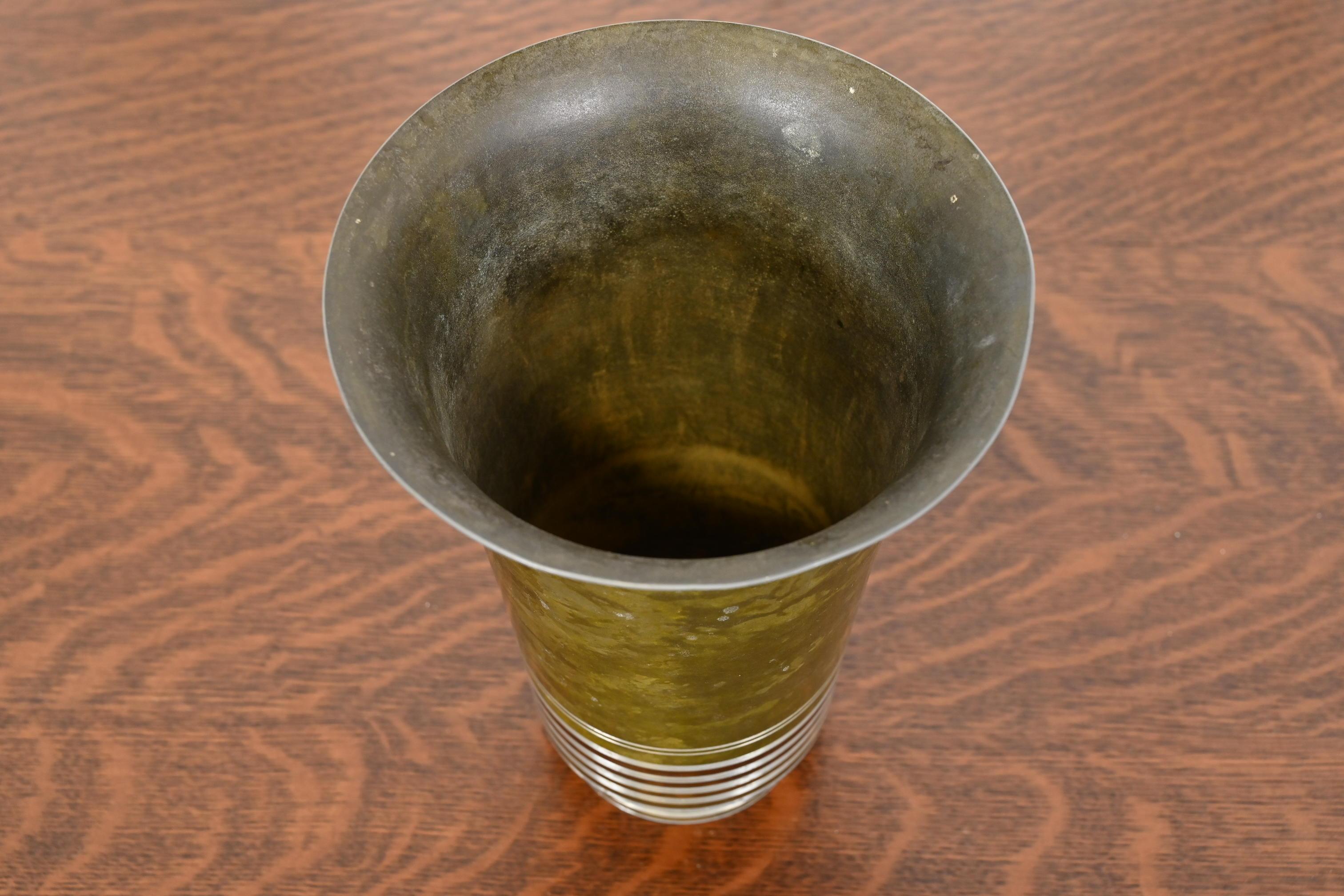 Vaso a tromba in bronzo verdastro Art Déco Carl Sorensen in vendita 1
