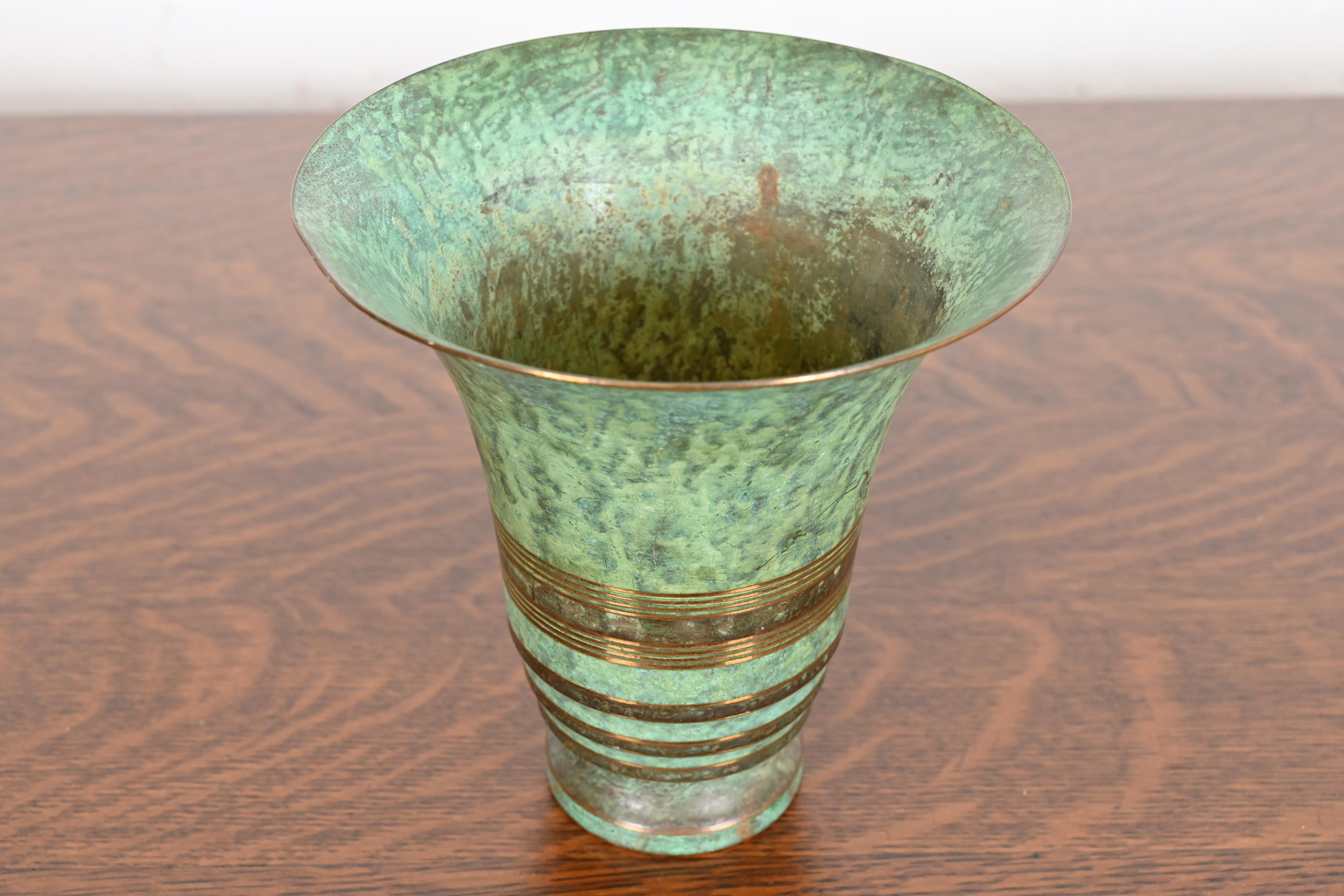 Magnifique vase Art déco ou Arts & Crafts en bronze vert-de-gris avec grenouille fleurie.

Par Carl Sorensen

États-Unis d'Amérique, début du 20e siècle

Dimensions : 6,38 