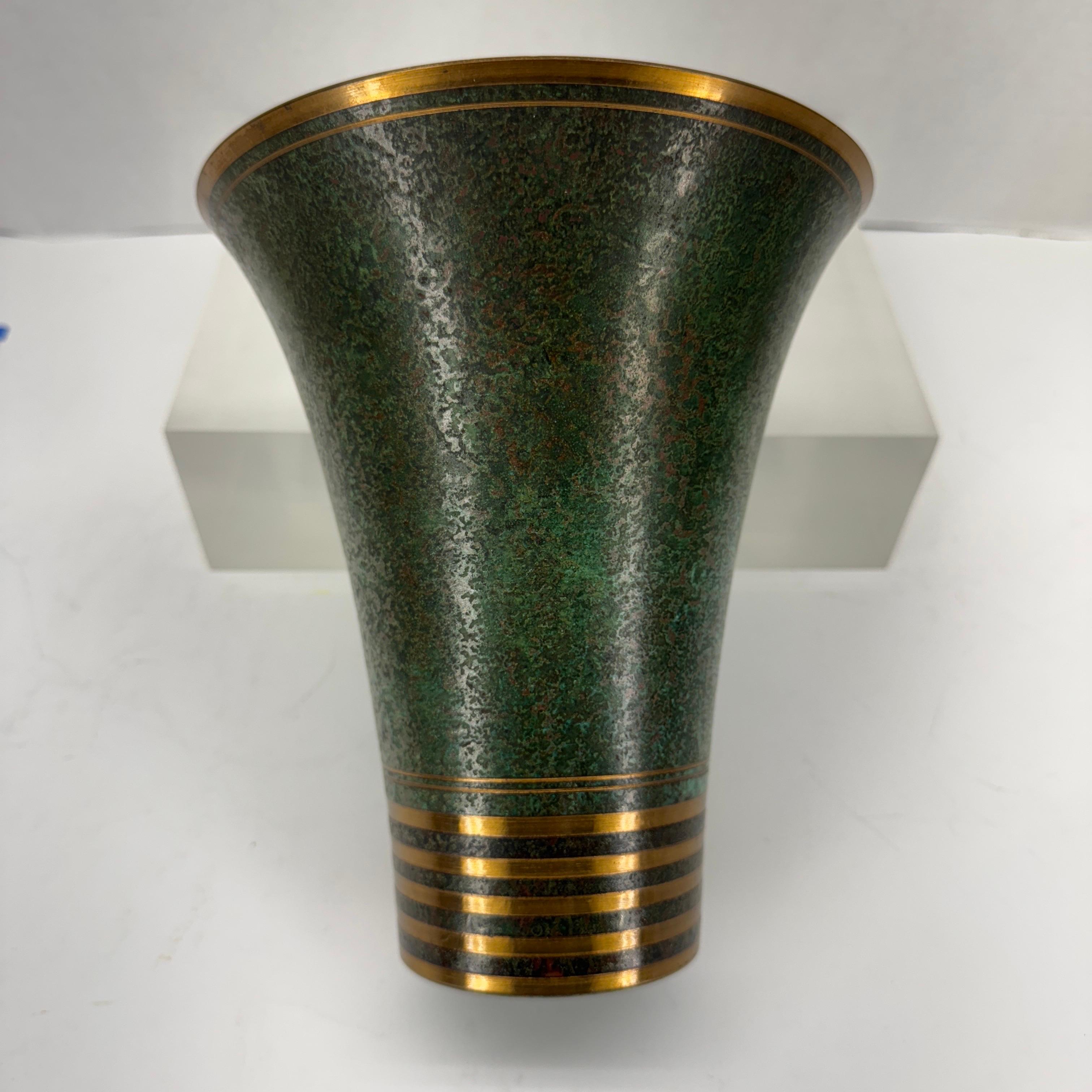Fantastica patina su questo vaso in bronzo patinato di Carl Sorensen. Il vaso è realizzato in bronzo con una finitura patinata color verderame e linee di bronzo lucido intorno al bordo e alla base. Sorensen era un metallurgico dell'Arts and Crafts