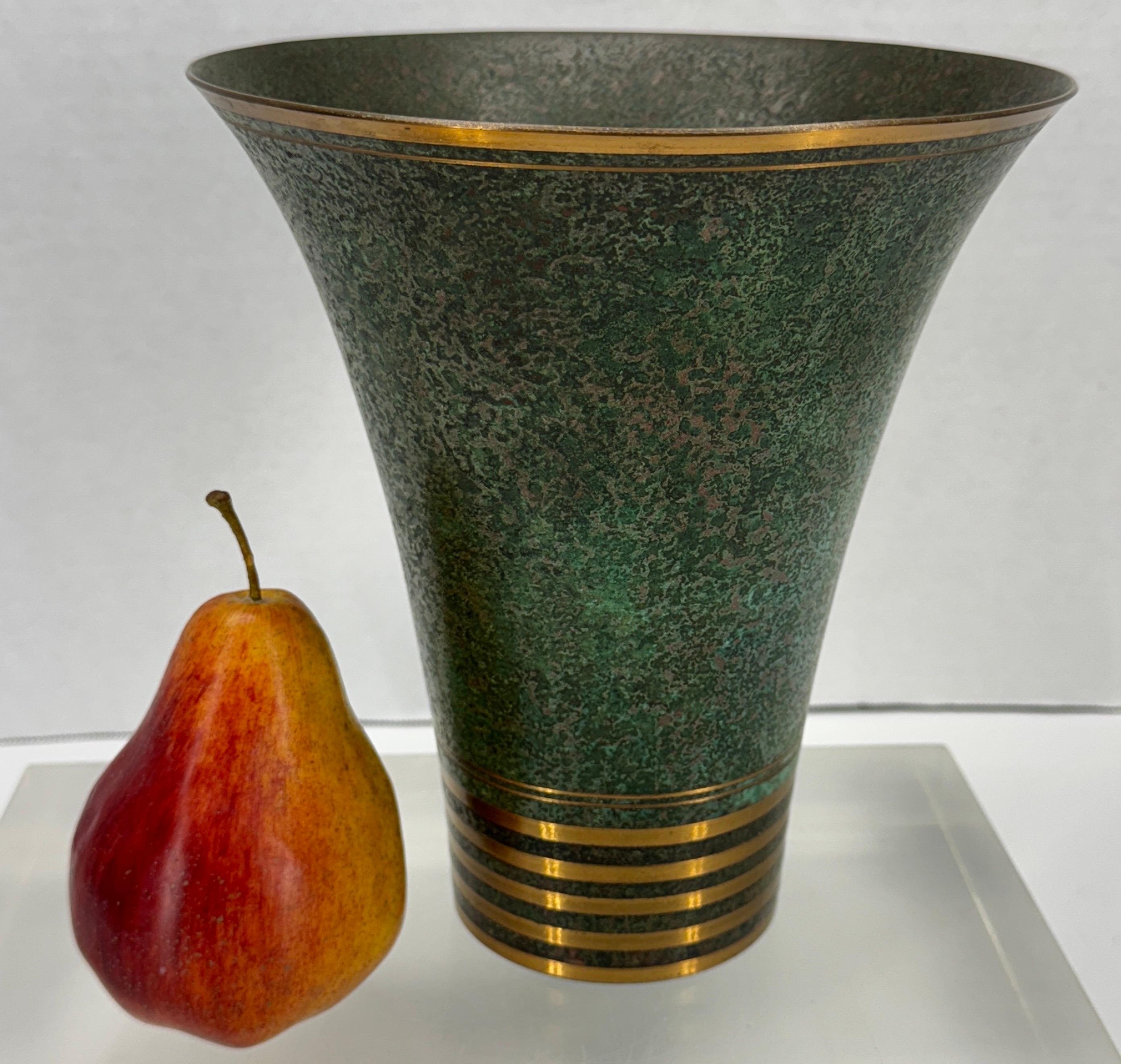 Vaso in bronzo patinato Carl Sorensen Firmato In condizioni buone in vendita a Haddonfield, NJ