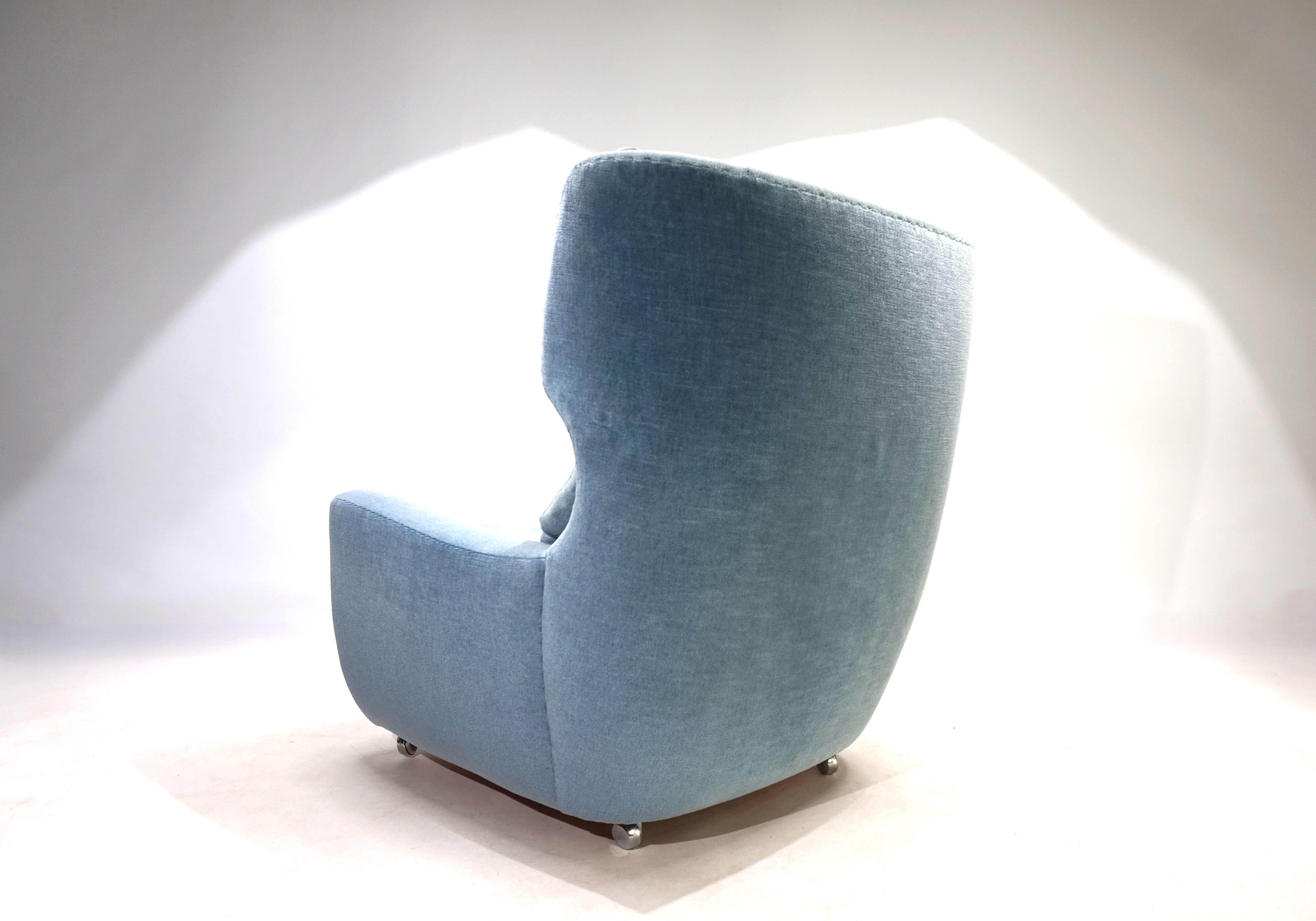 Ce volumineux fauteuil à oreilles au design moderne est en très bon état. La couverture en mohair, d'une fantastique couleur bleu glacier, ne présente pratiquement aucun signe d'usure. Seule la partie supérieure du coussin du dossier présente une