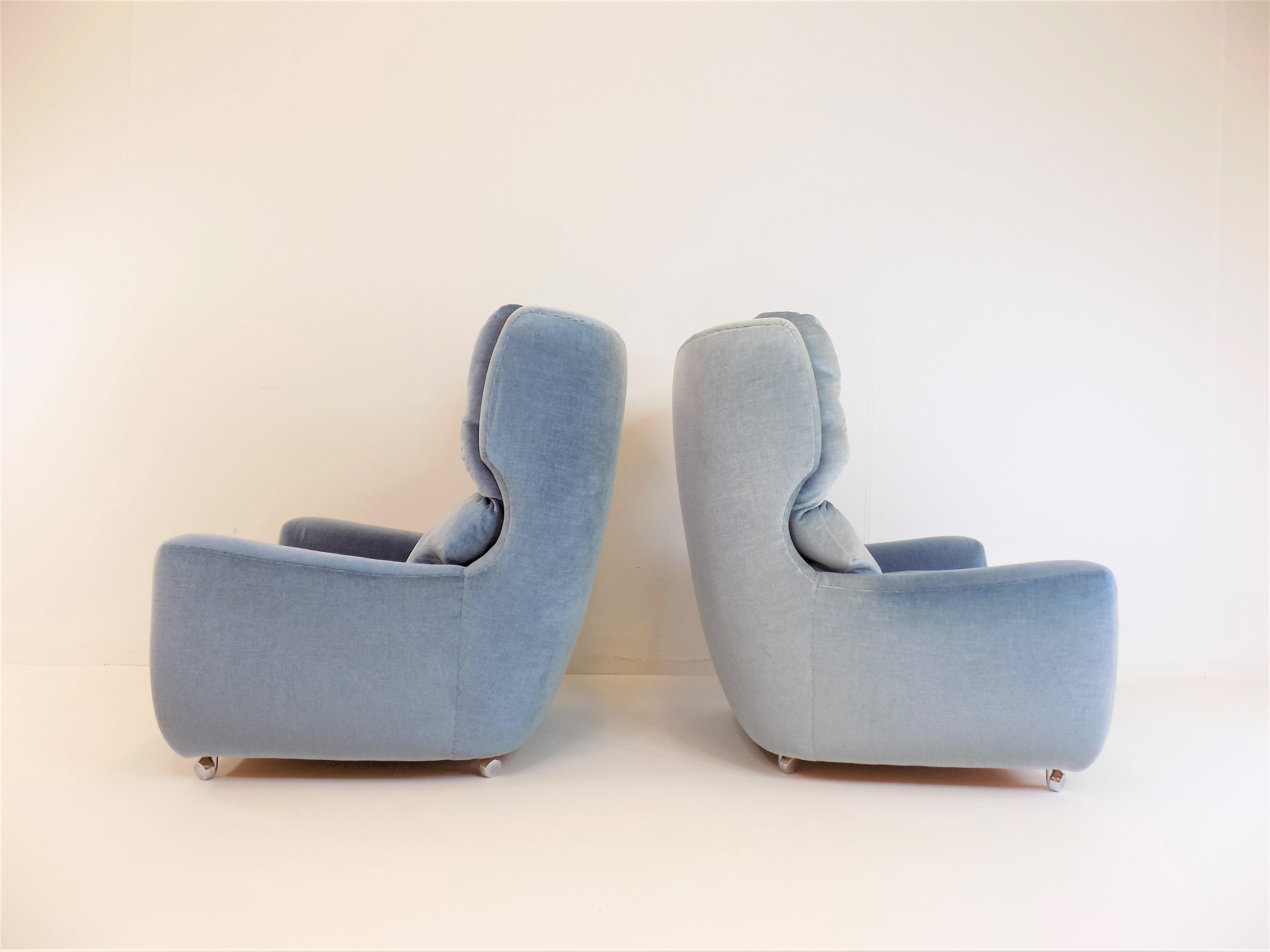 These two voluminous wing chairs in a modern design are in very good condition. The mohair cover, in a fantastic ice blue shade, shows hardly any signs of wear. The armchairs have the classic metal castors and are therefore very mobile.

 

Carl