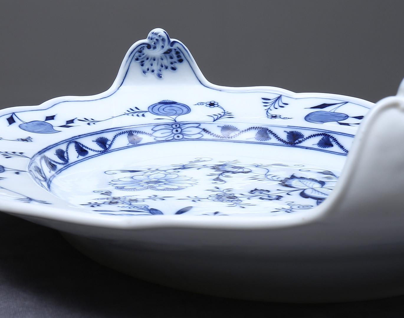 Allemand Carl Teichert Meissen Porcelain Blue Onion Platter, circa 1880s en vente