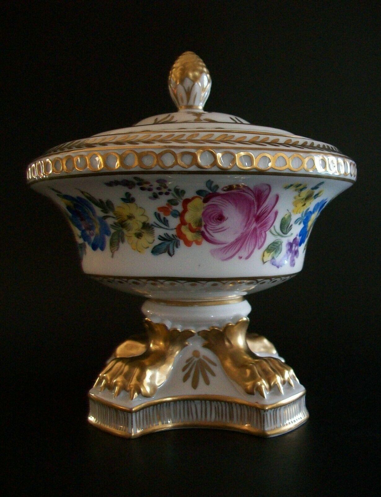 Empire Urne en porcelaine peinte et dorée à motifs floraux de Carl Thieme, Dresde, Allemagne, 20e siècle en vente