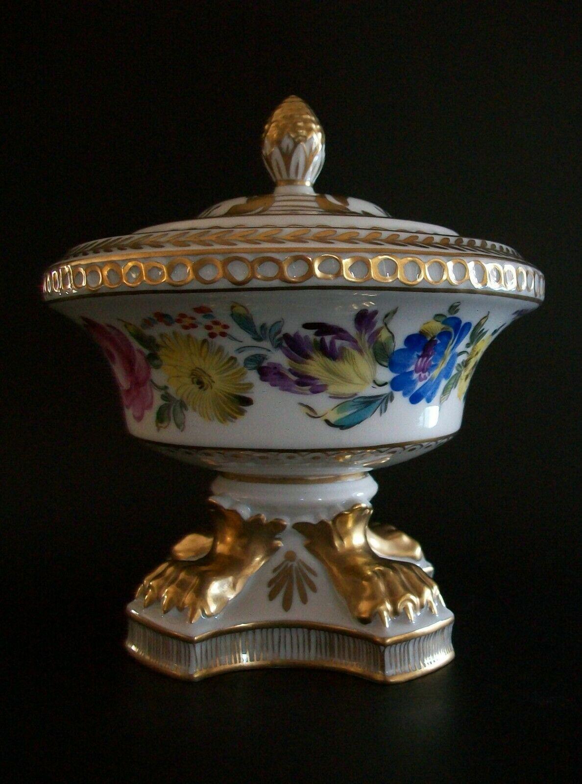 Allemand Urne en porcelaine peinte et dorée à motifs floraux de Carl Thieme, Dresde, Allemagne, 20e siècle en vente