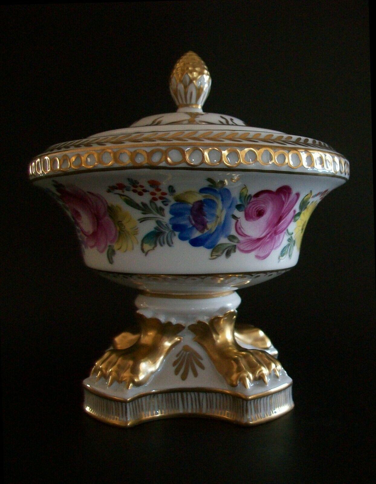 Peint à la main Urne en porcelaine peinte et dorée à motifs floraux de Carl Thieme, Dresde, Allemagne, 20e siècle en vente