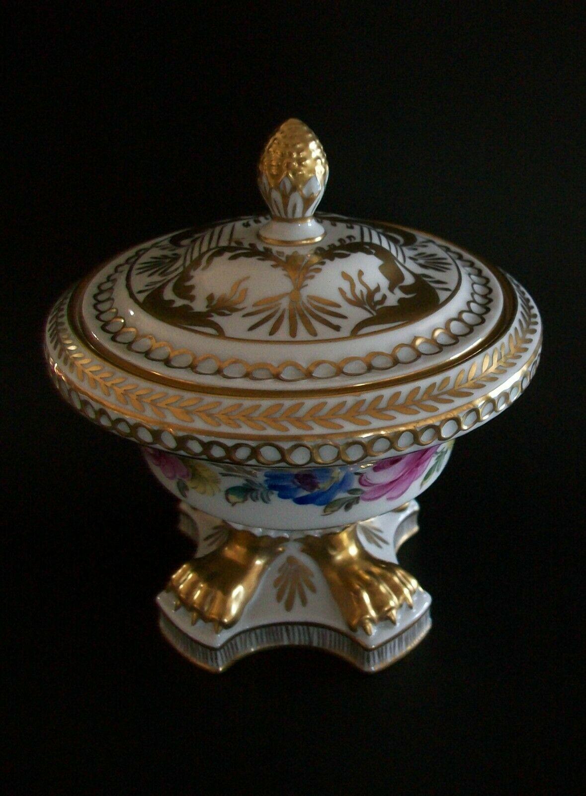 20ième siècle Urne en porcelaine peinte et dorée à motifs floraux de Carl Thieme, Dresde, Allemagne, 20e siècle en vente