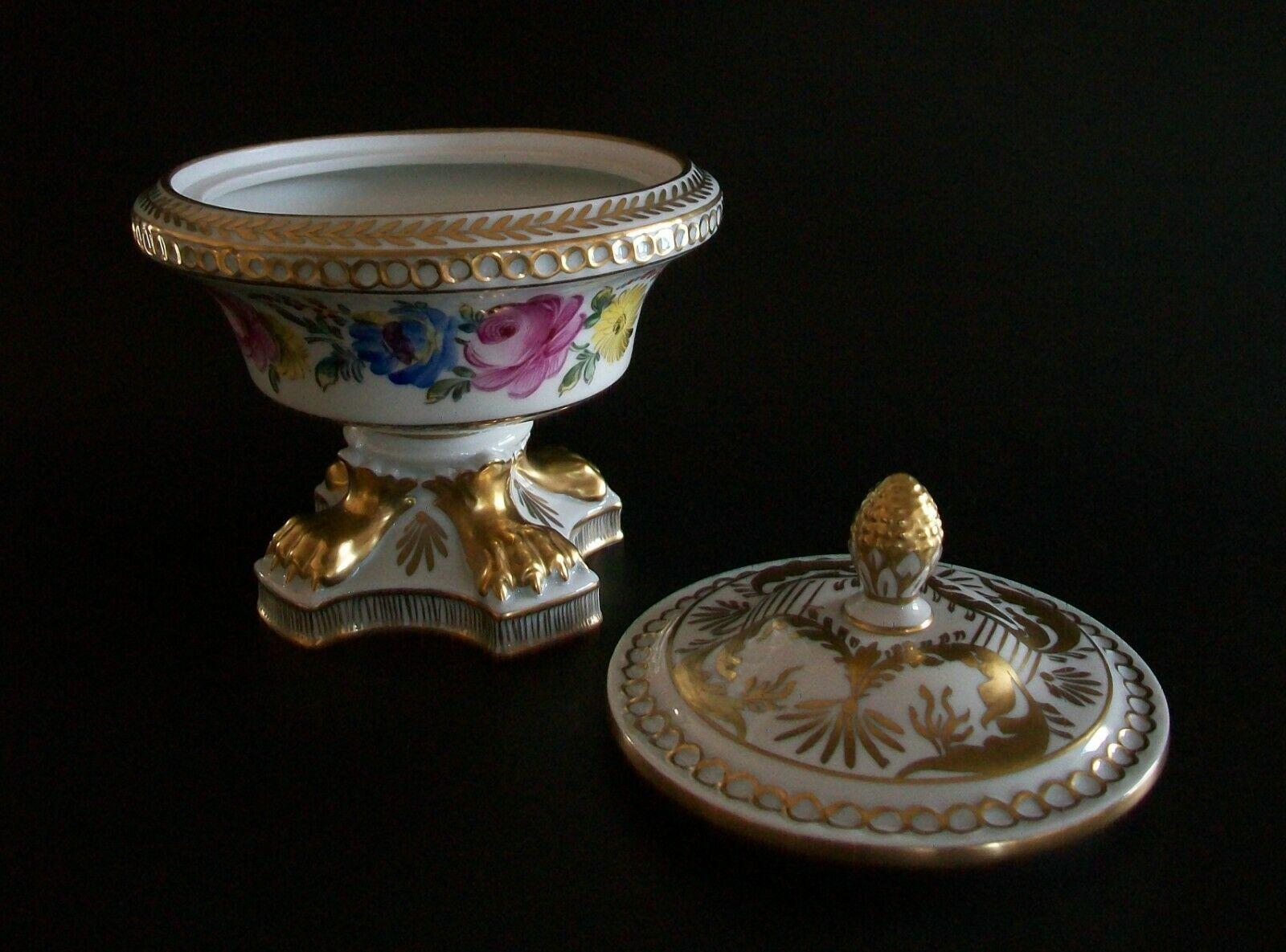 Émail Urne en porcelaine peinte et dorée à motifs floraux de Carl Thieme, Dresde, Allemagne, 20e siècle en vente