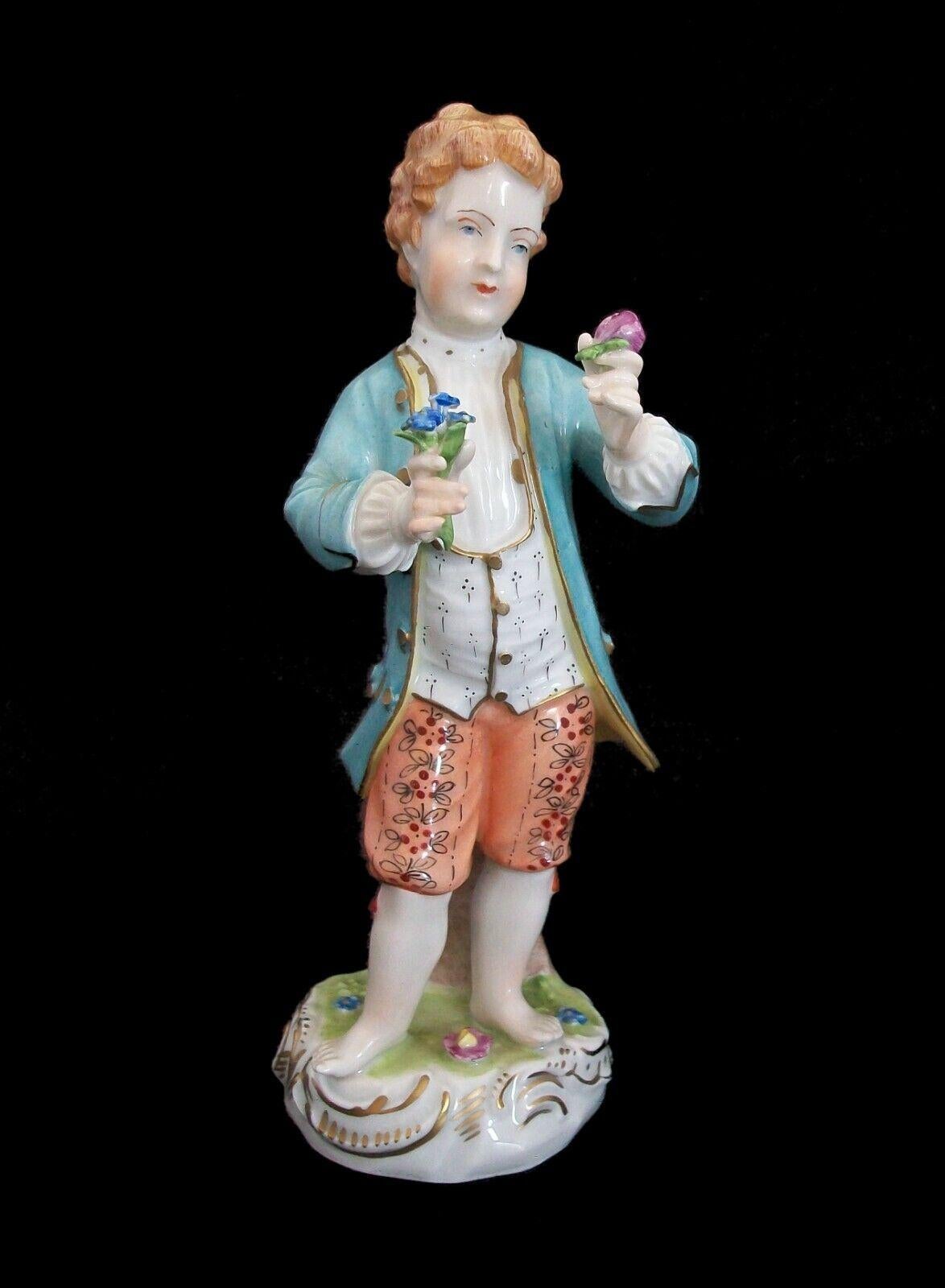 CARL THIEME (Fabrique / Fabricant) - Potschappel (Village / Lieu) - Ancienne figurine en porcelaine de Dresde peinte à la main, décorée et dorée représentant un gentleman en train de faire la cour dans des vêtements de style XVIIIe siècle - signée