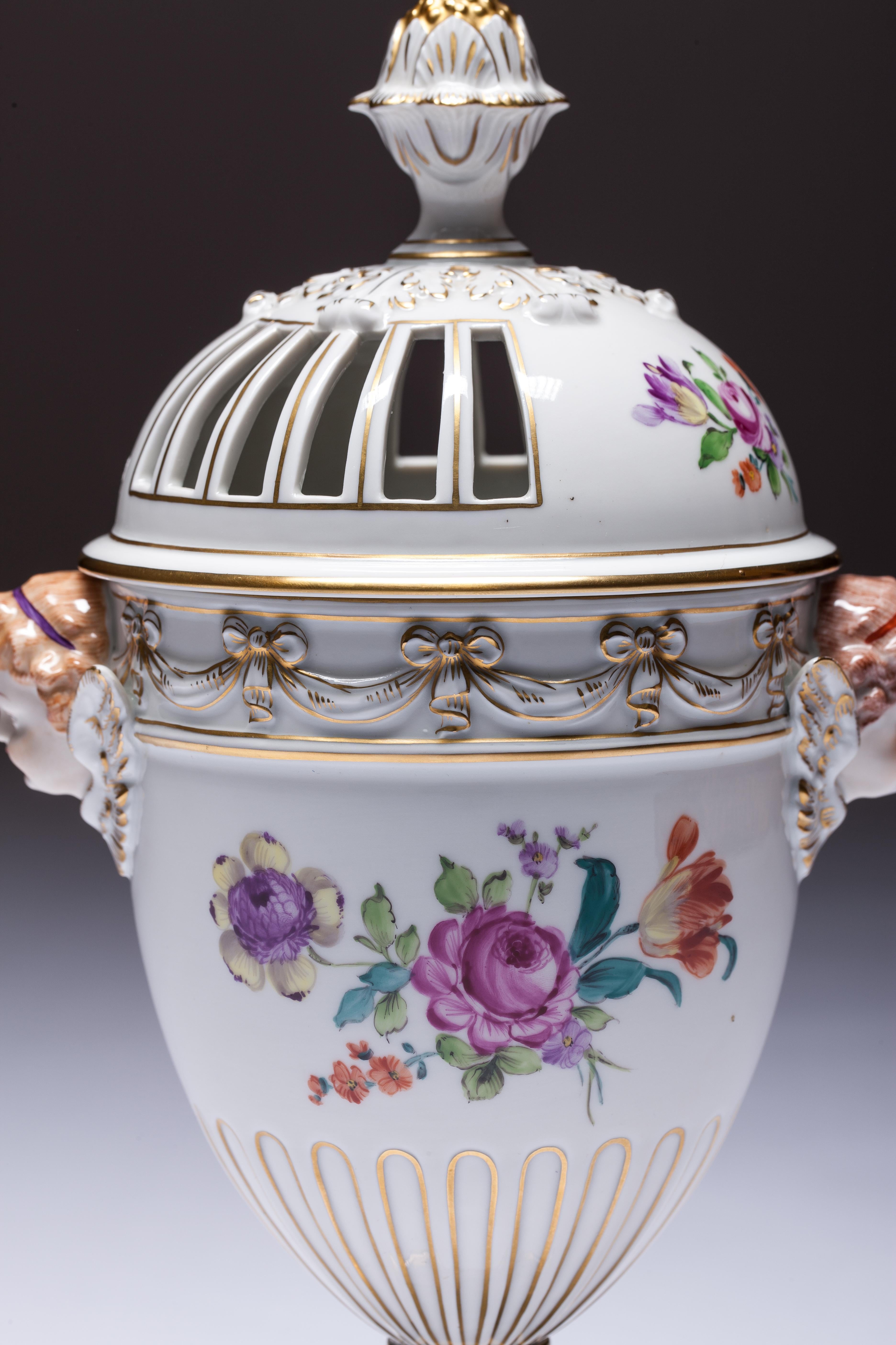 Vase pourri en porcelaine de Dresde par Carl Thieme, vers 1900. Forme d'urne néoclassique, posée sur un piédestal rond sur une base à socle carré, le corps inférieur est cannelé, puis s'évase pour le corps principal et revient à nouveau pour des
