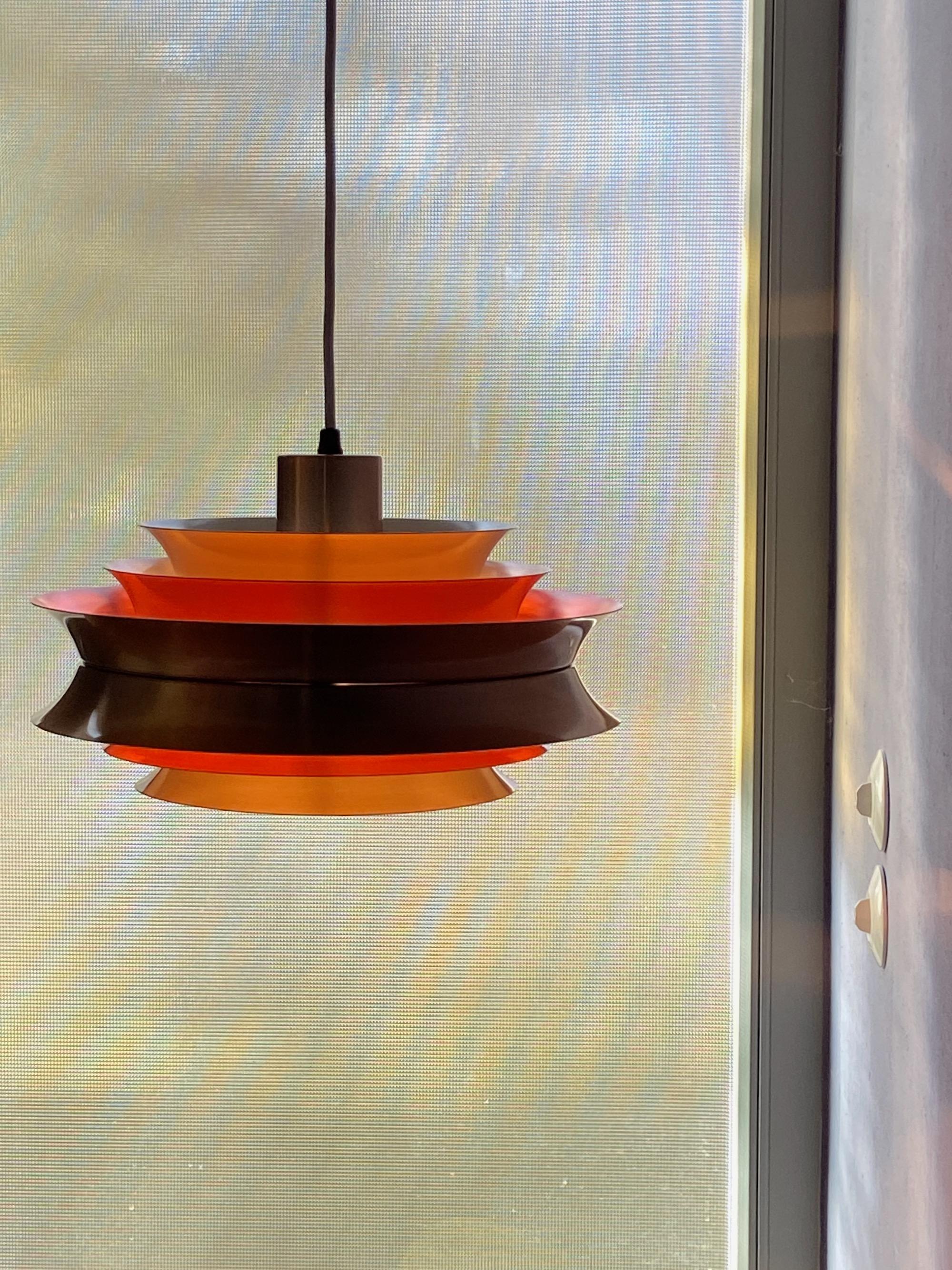 Nice vintage Trava pendant lamp design Carl Thore in 1960’s produced by Granhaga Metalindustri, Made in Sweden. The lamp is in good condition. No parts missing, with new fabric electric cord.
With 1 x 27 Edison screw sockets ready to use with 110