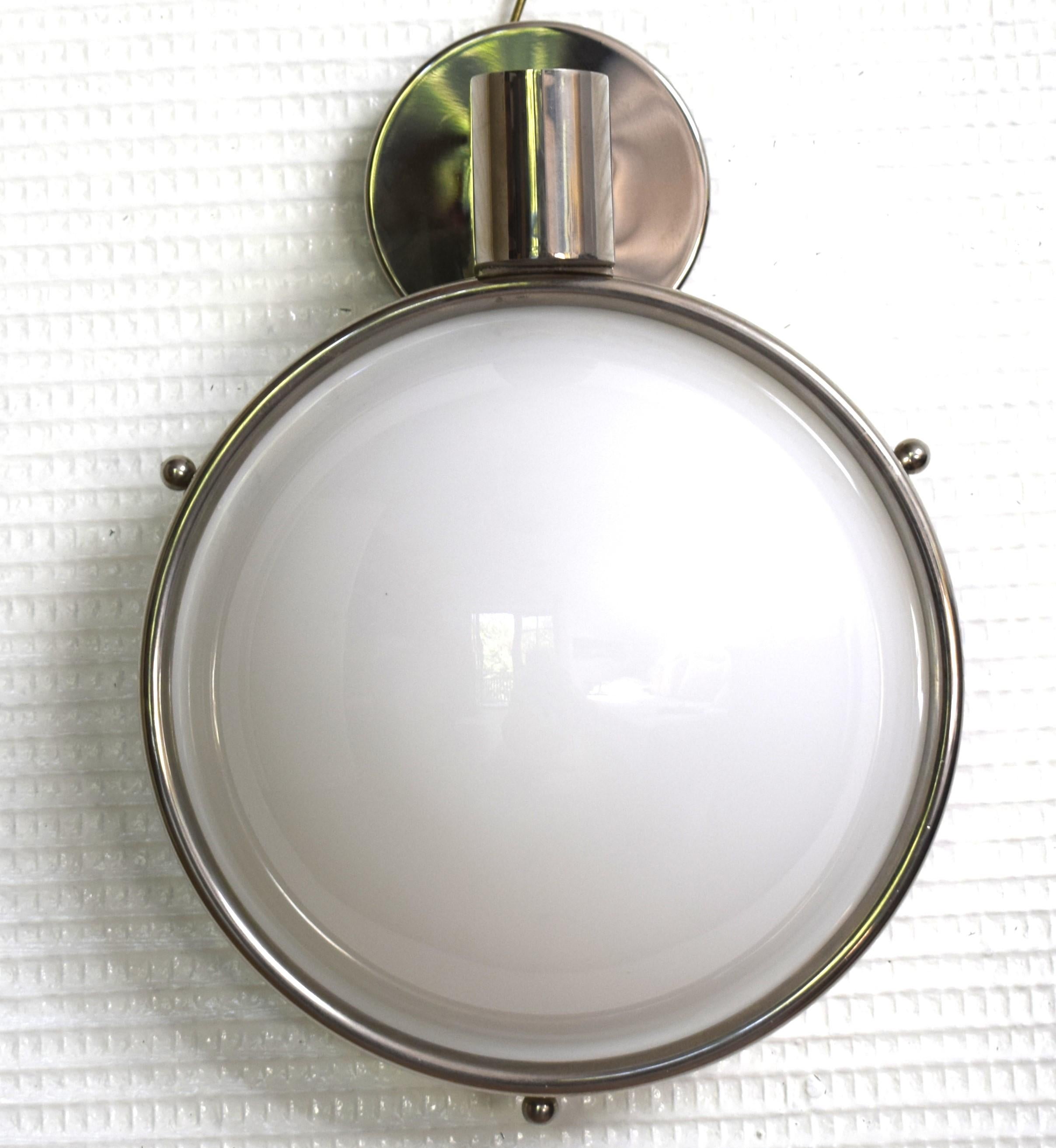 Wandleuchte, entworfen von Carl Witzmann im Jahr 1929.
Diese Lampe wurde um 1970 hergestellt und stammte ursprünglich aus einer Anwaltskanzlei.
1 E27-Fassung.
Vernickeltes Messing und handgefertigtes Opalglas.
Sehr guter Zustand.
Insgesamt sind 8
