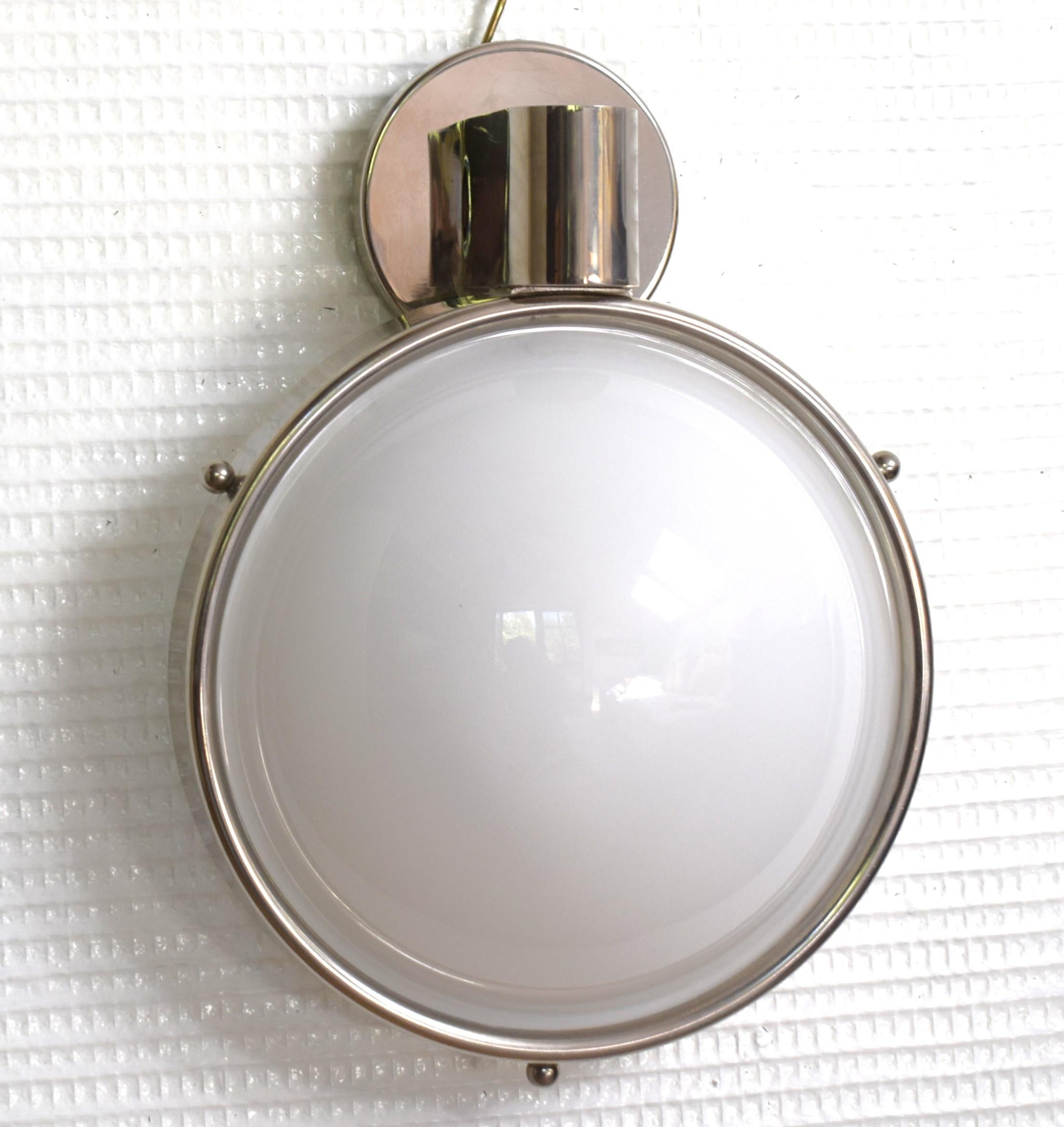 Carl Witzmann, Art Deco Wandleuchte; Messing und Opalglas (Art déco) im Angebot