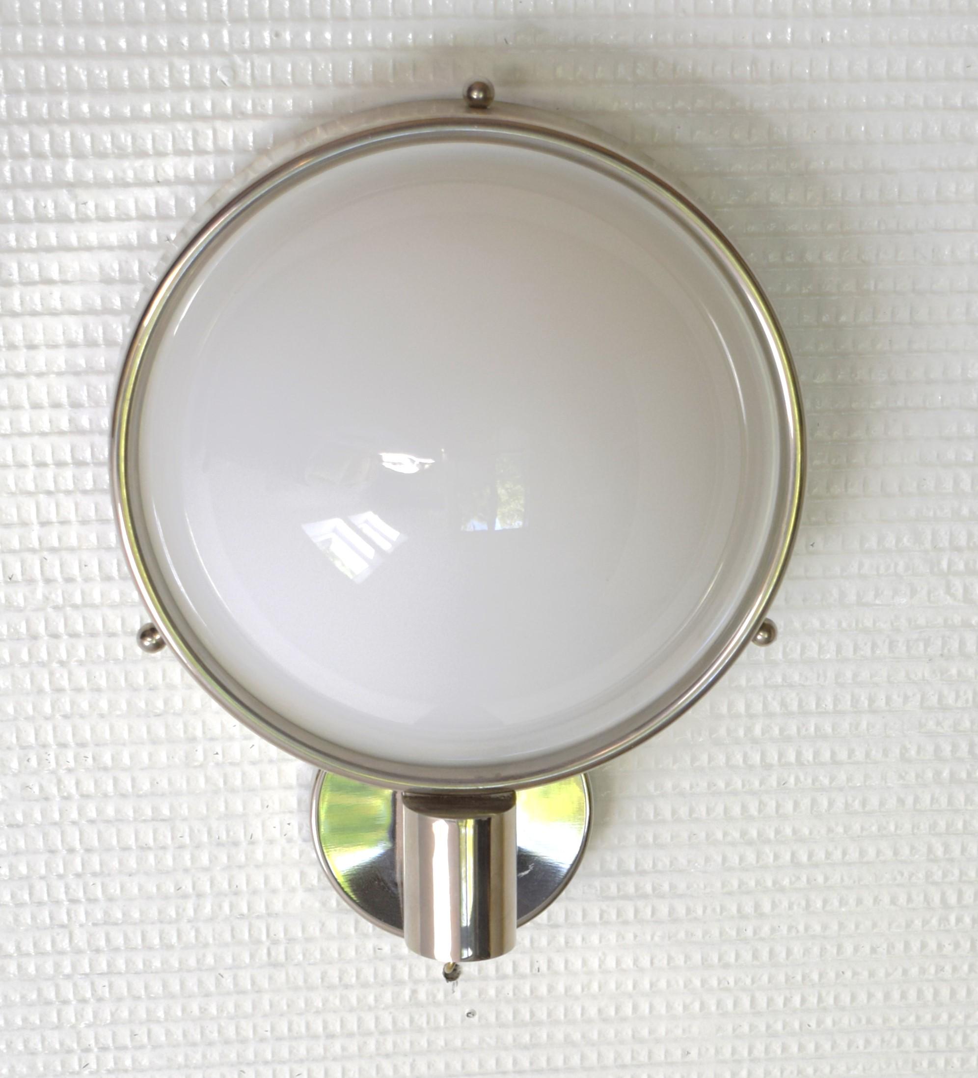 Carl Witzmann, Art Deco Wandleuchte; Messing und Opalglas (Handgefertigt) im Angebot