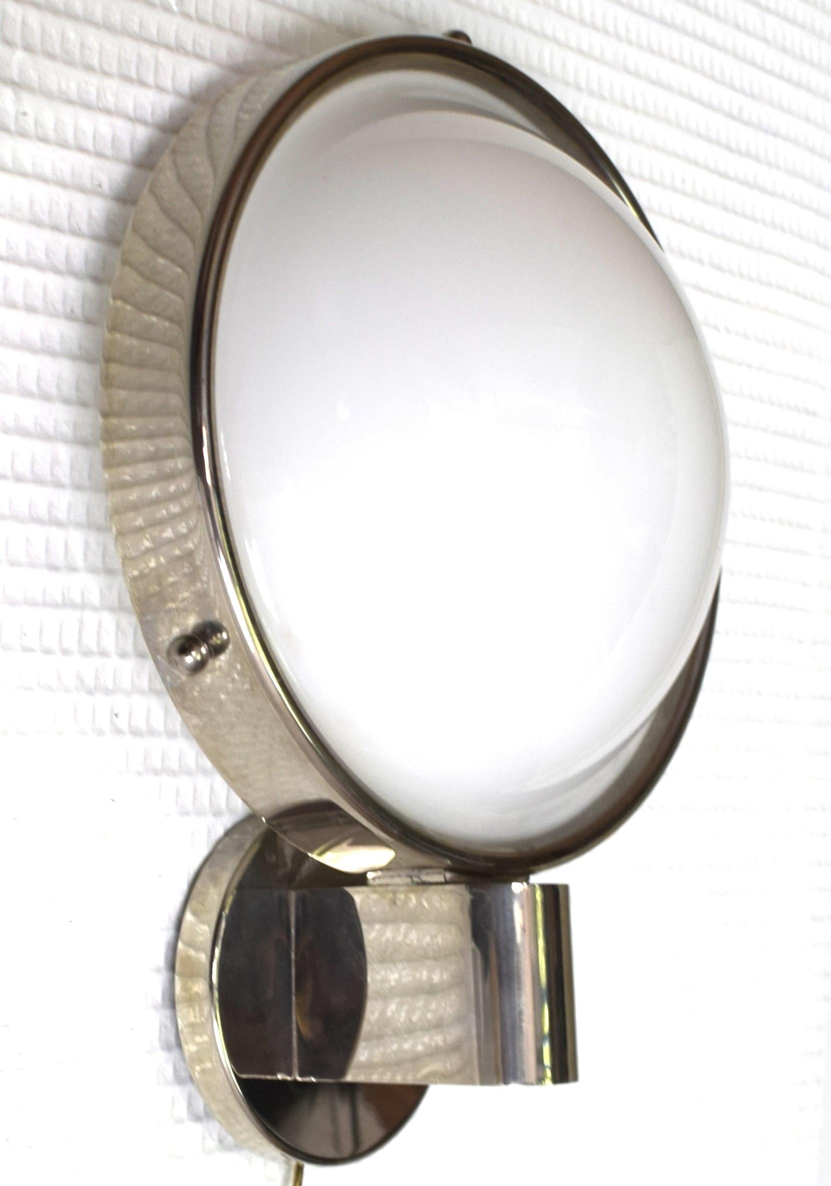 Carl Witzmann, Art Deco Wandleuchte; Messing und Opalglas im Angebot 1
