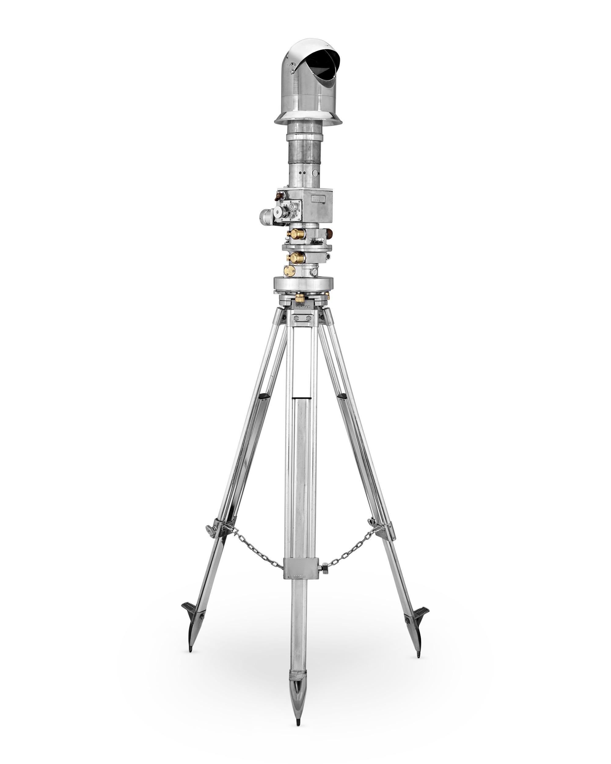 Binokulares Periskop
Carl Zeiss
Ca. 1965

Dieses außergewöhnliche binokulare Periskop, das von den renommierten optischen Werken von Carl Zeiss hergestellt wurde, repräsentiert den Höhepunkt der deutschen Präzisionstechnik und optischen Innovation