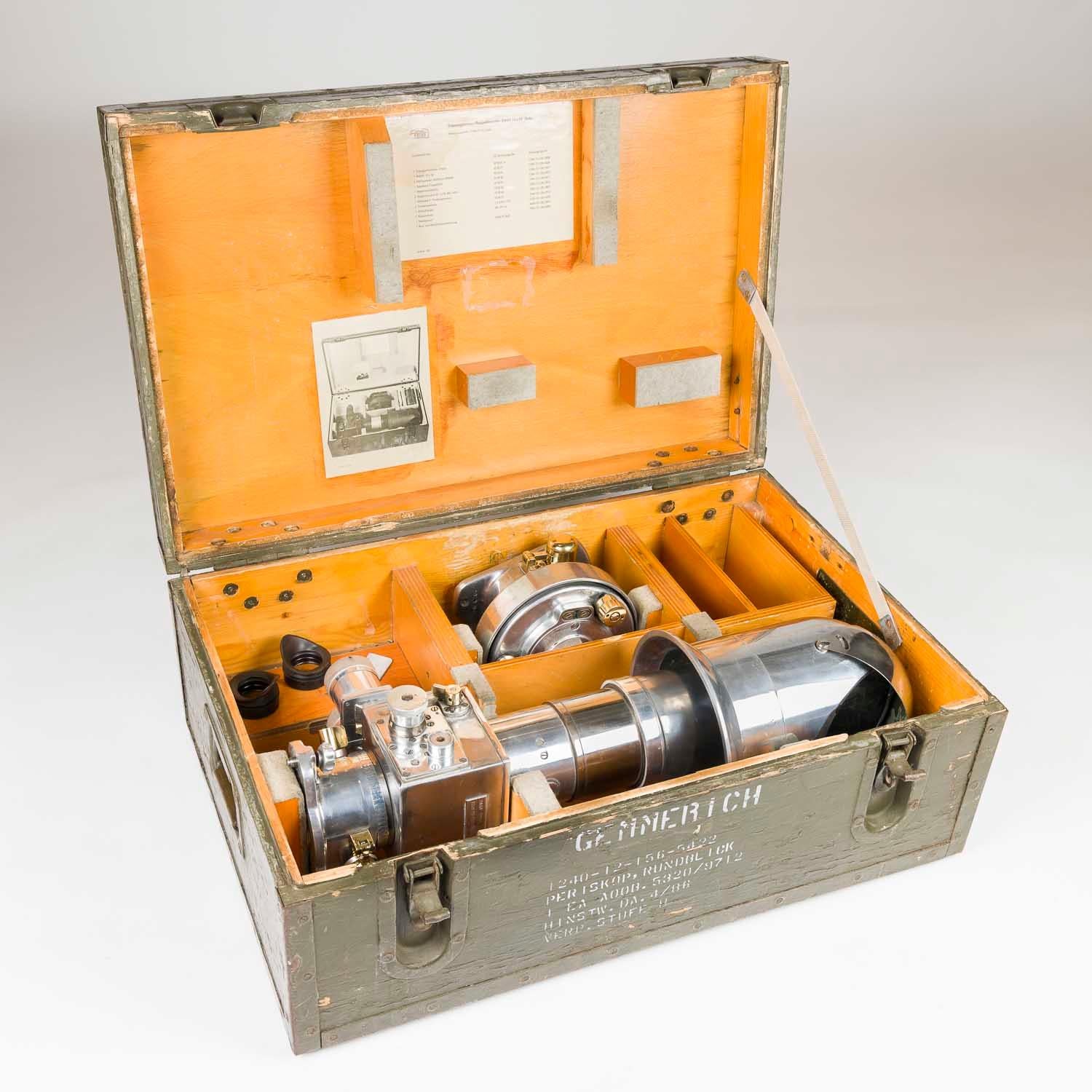 Carl Zeiss, époque de la guerre froide, binoscope 10 x 50 en vente 9
