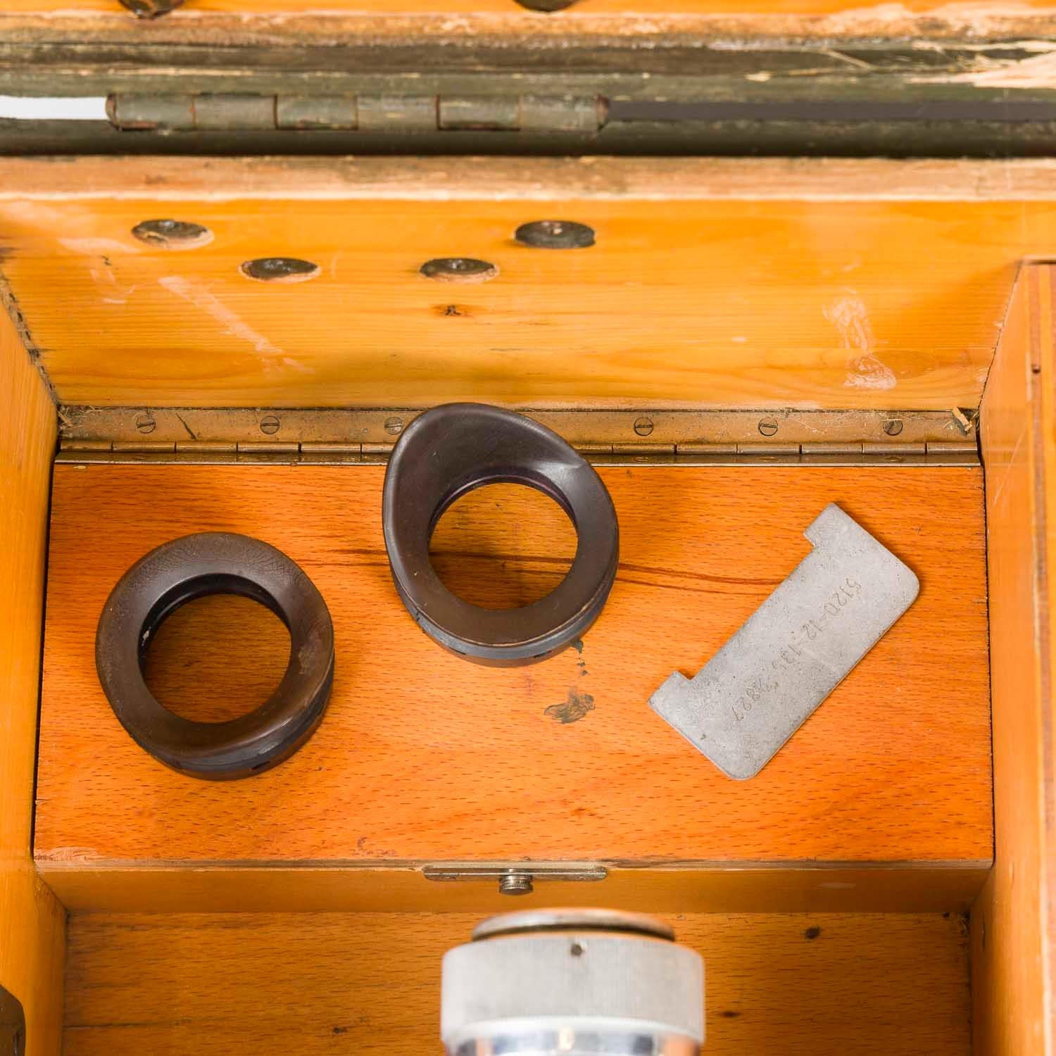 Carl Zeiss, époque de la guerre froide, binoscope 10 x 50 en vente 12