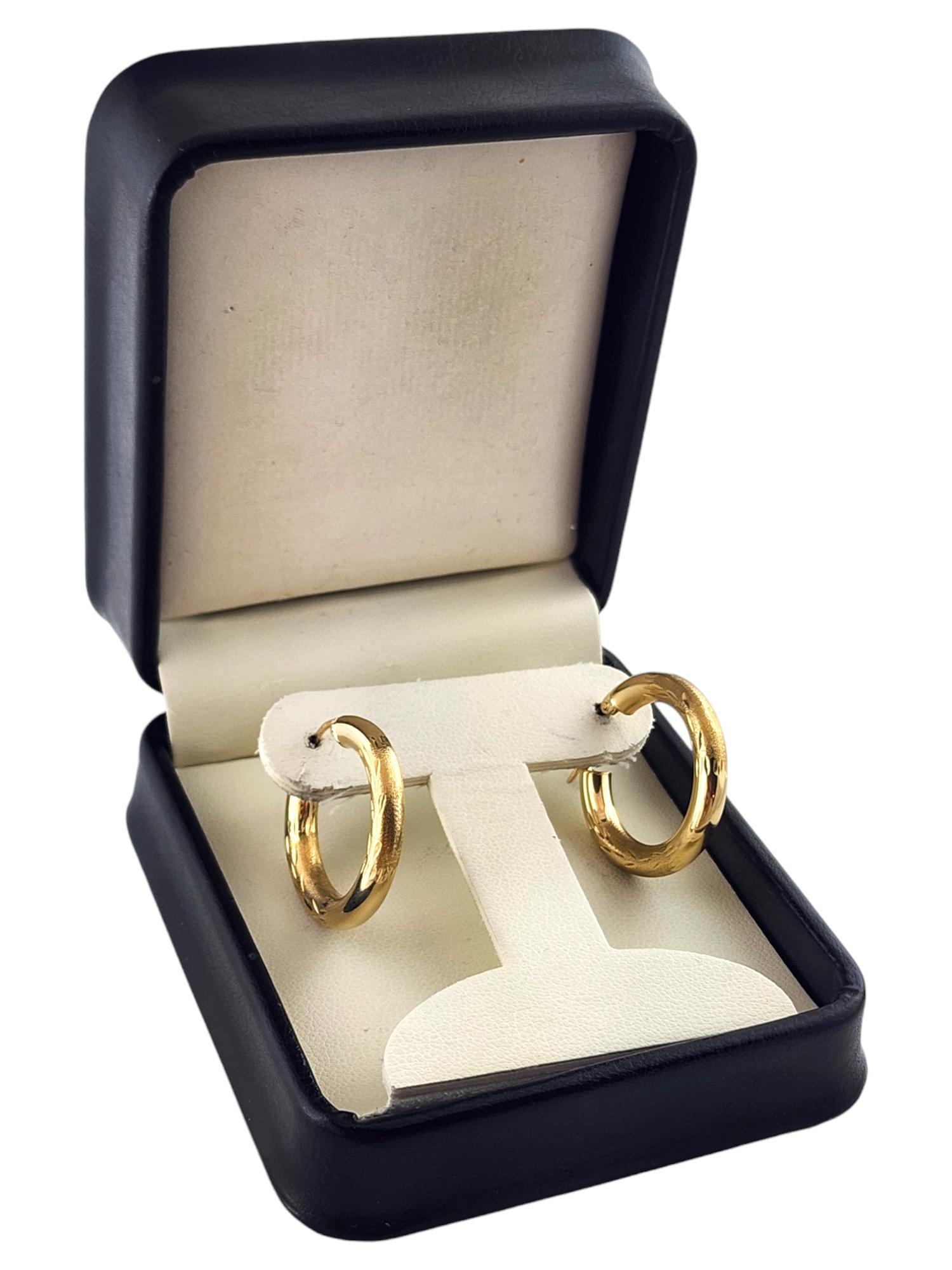Carla 14 Karat Yellow Gold Textured Hoop Earrings

These beautiful 14K yellow gold circle hoop earrings by Carla have a gorgeous textured pattern!

Diameter: 25.42mm 
Width: 3.94mm

Weight: 1.8 dwt/ 2.8 g

Hallmark: CARLA 14K

Very good condition,