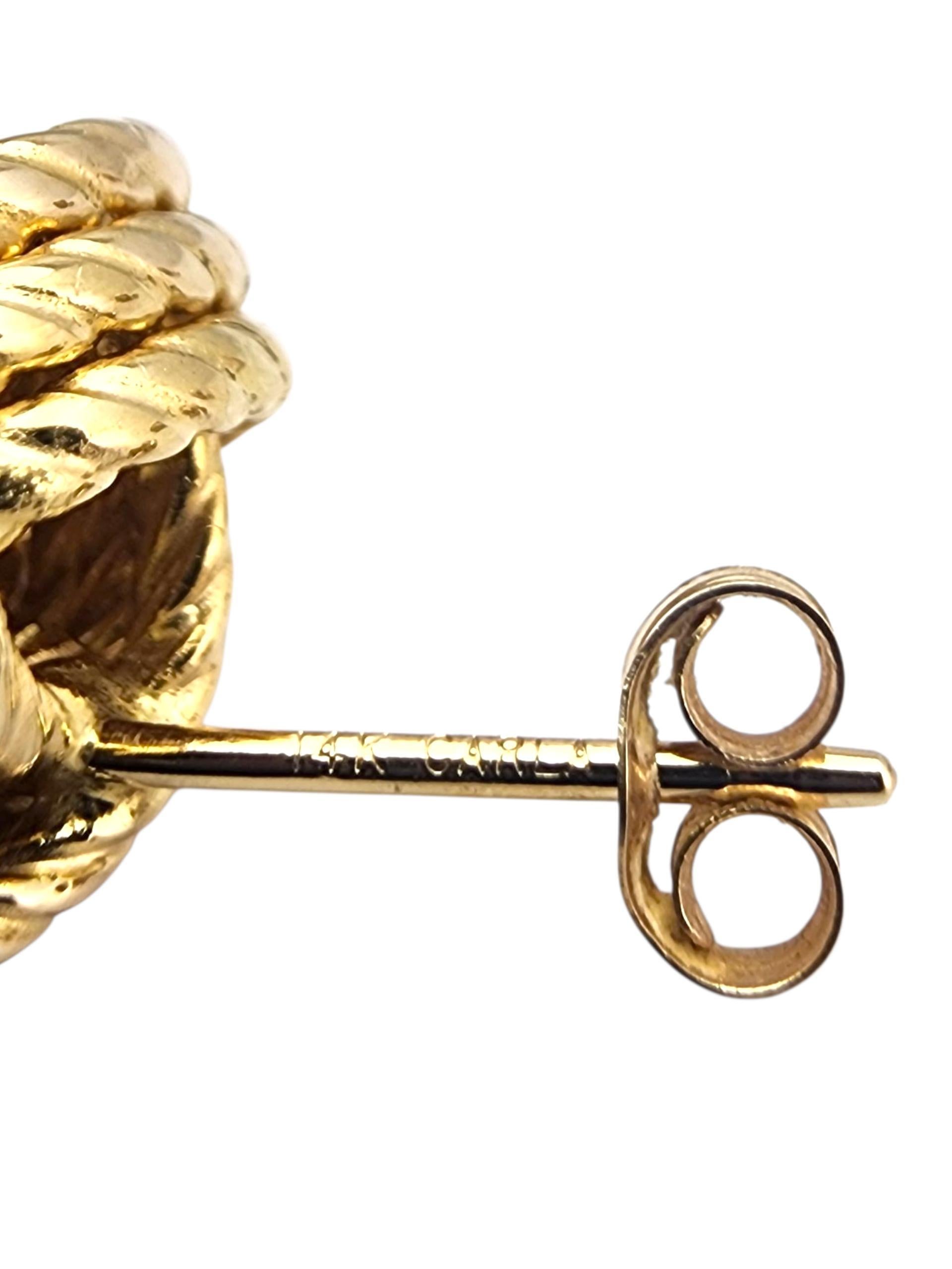 Pendientes Carla de nudo de oro amarillo de 14 quilates-

Estos Pendientes Nudo de Oro Amarillo de 14 quilates simbolizan la unidad y el amor, ofreciendo un toque clásico y elegante a cualquier look.

Tamaño: 10,5 mm x 11,4 mm x 9,9 mm

Peso: 3,1