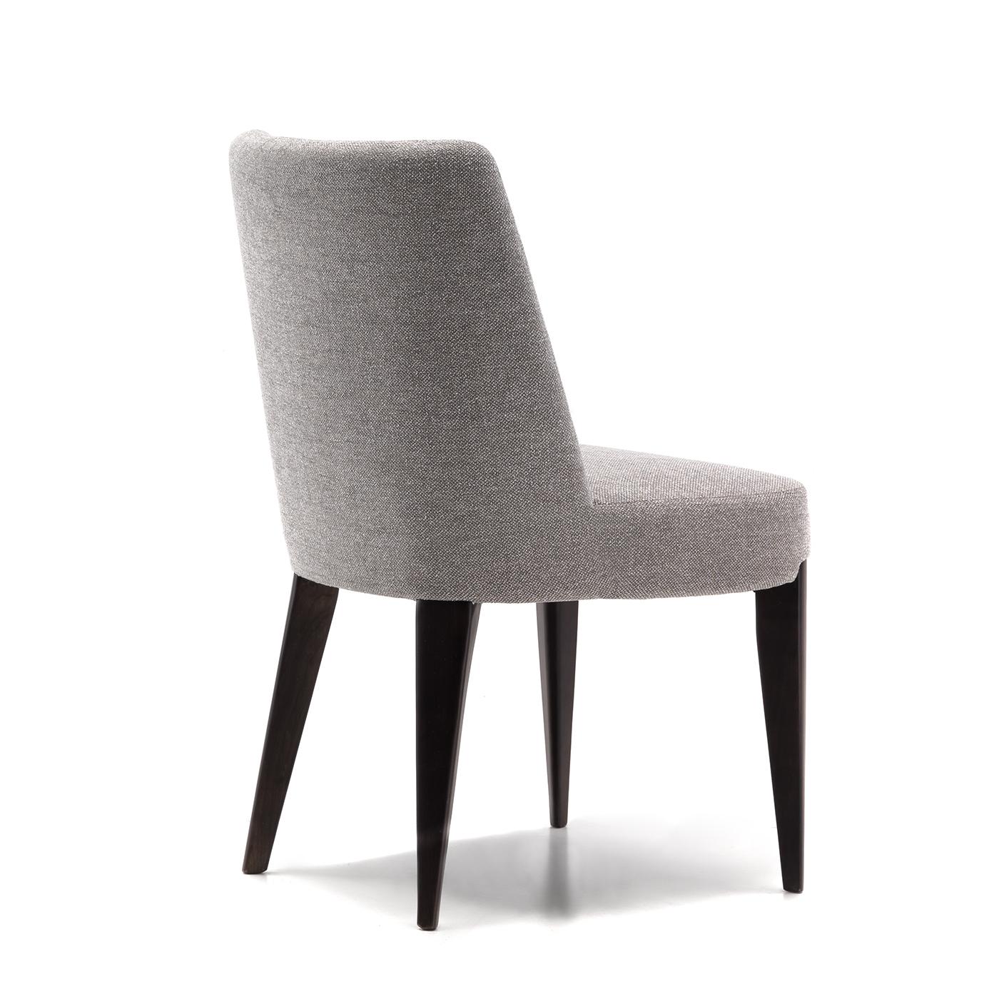Cette chaise exquise de Giovanna Azzarello, dont la structure robuste en cerisier massif est recouverte d'une finition satinée en ébène, se caractérise par un style polyvalent et épuré. Le choix idéal pour compléter les tables modernes avec une