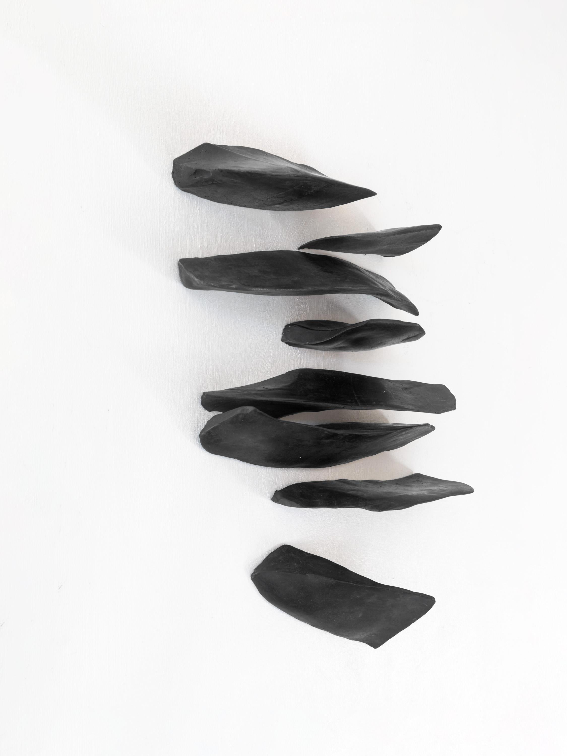 Cuerpos Magnéticos nació buscando la relación entre la naturaleza y nuestros cuerpos: vemos rocas, huesos, estructuras, flexibilidad, atracciones, espacios, movimiento, quietud. Cuerpos Magnéticos es una obra dinámica en la que cada pieza refleja la