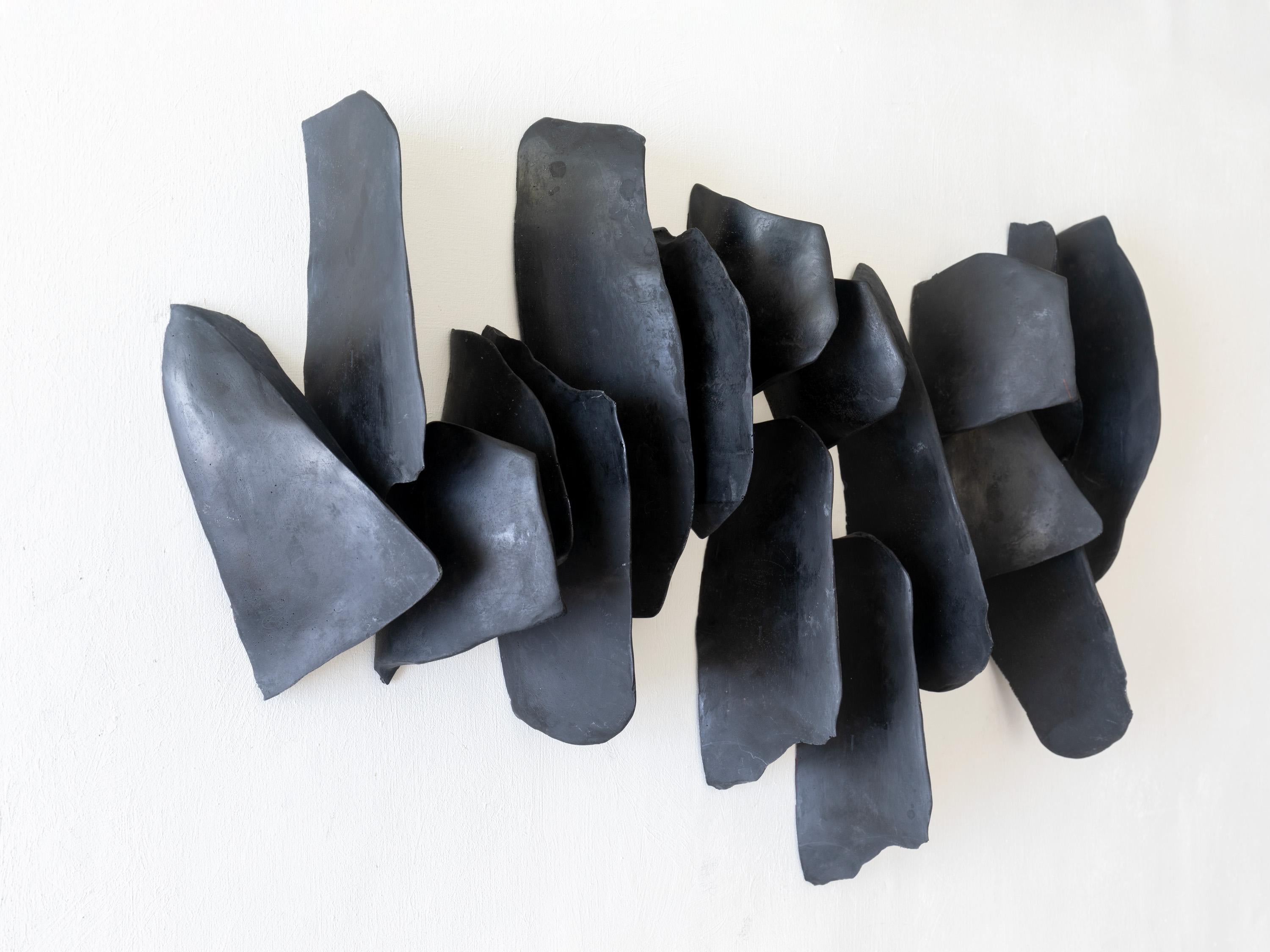 Cuerpos Magnéticos nº 10. Escultura mural - Abstract Sculpture Gris de Carla Gimbatti