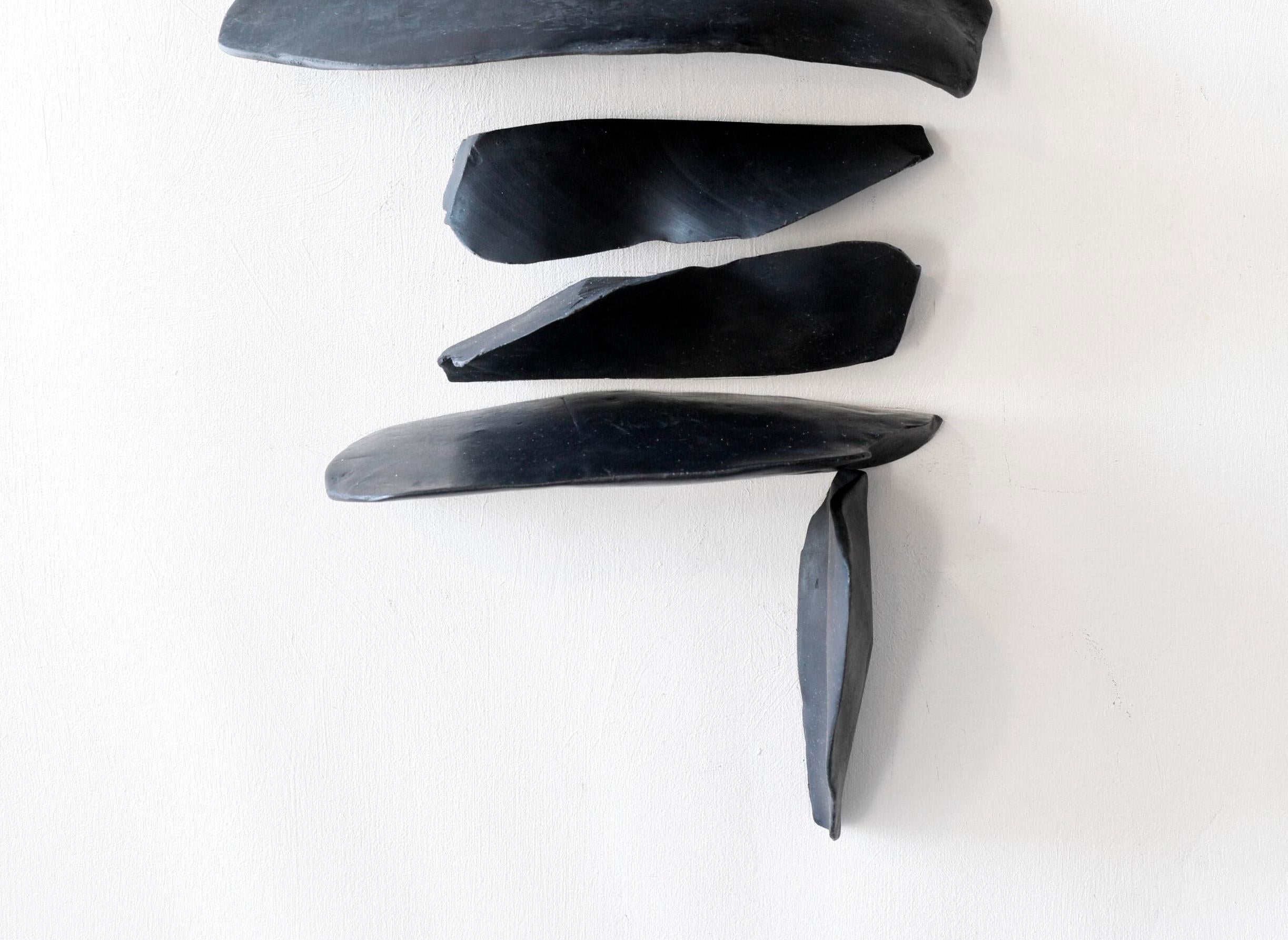 Cuerpos Magnéticos #14. Scultura da parete - Abstract Sculpture Grigio di Carla Gimbatti