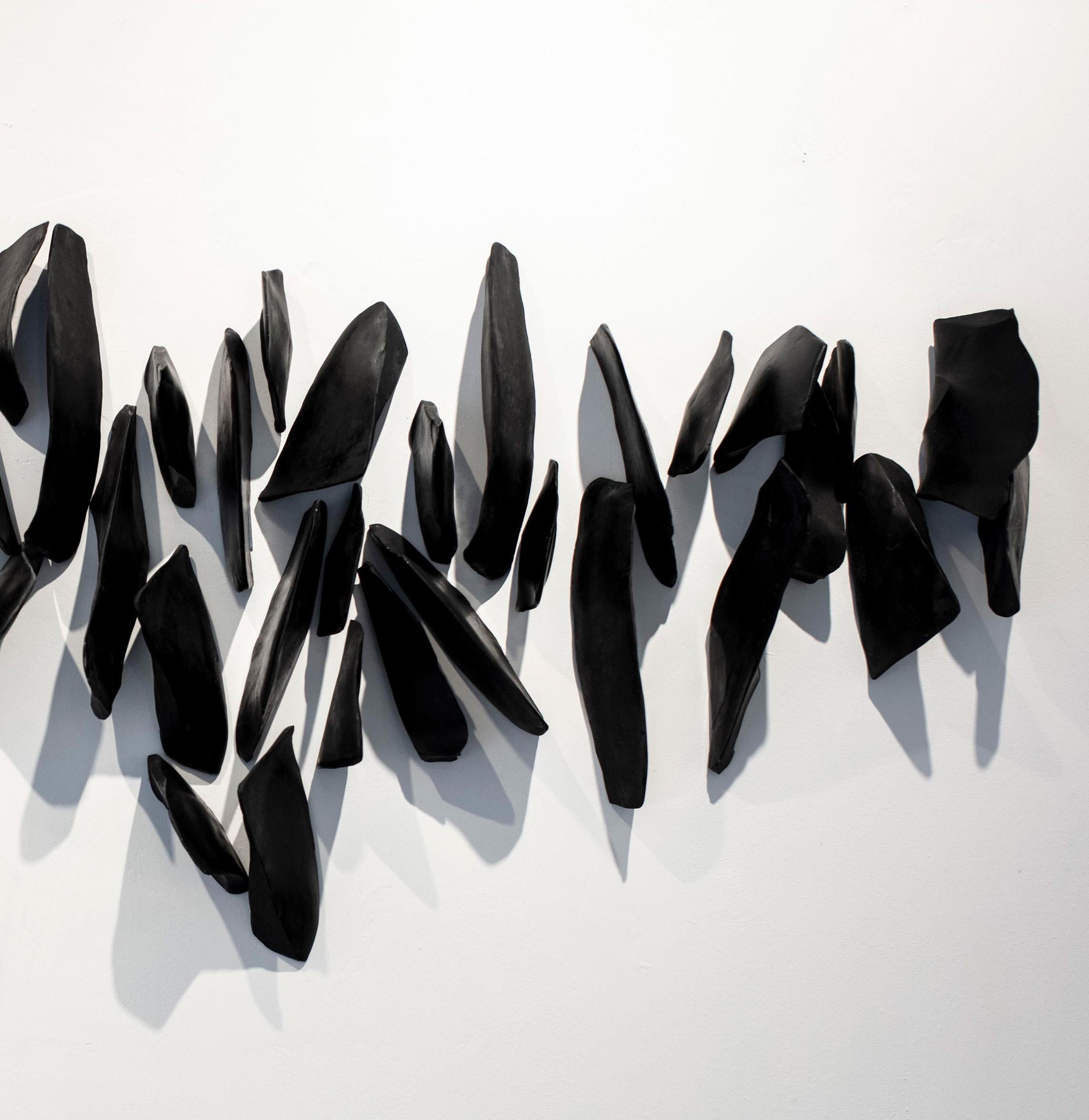 Cuerpos Magnéticos #15. Wand-Skulptur (Grau), Abstract Sculpture, von Carla Gimbatti