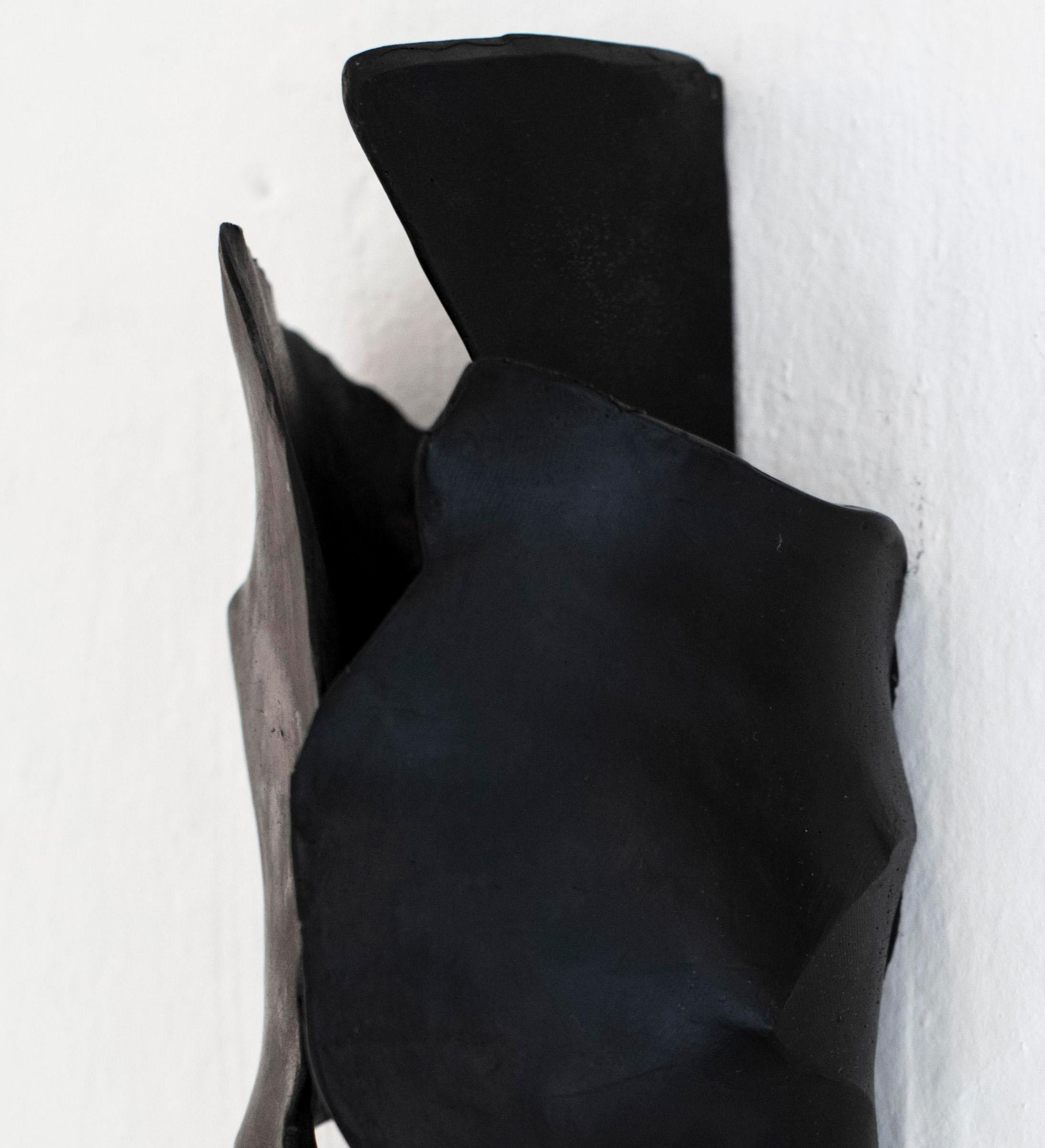 Cuerpos Magnéticos #17. Wandskulptur – Sculpture von Carla Gimbatti