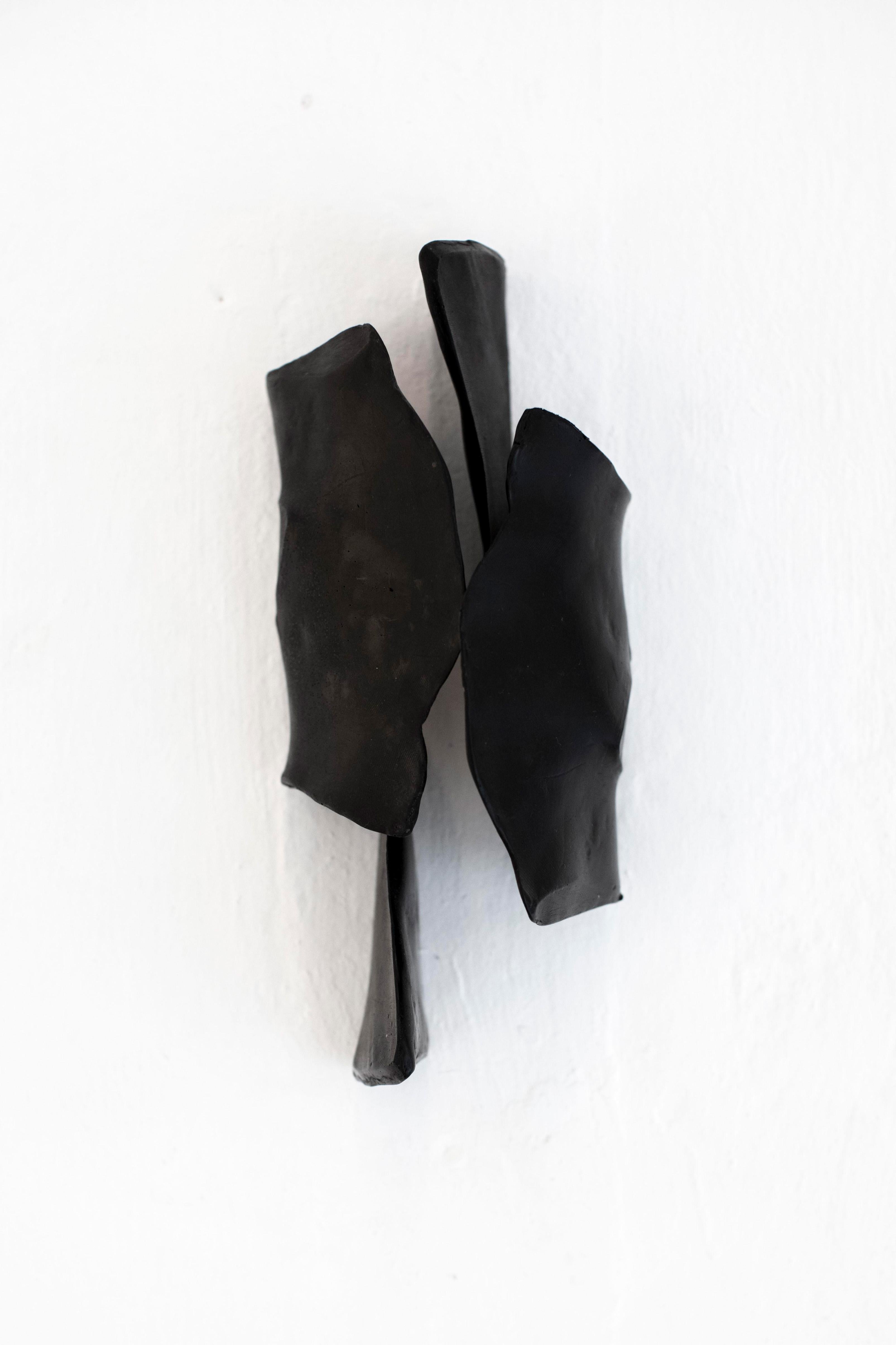 Cuerpos Magnéticos #17. Wandskulptur (Grau), Abstract Sculpture, von Carla Gimbatti