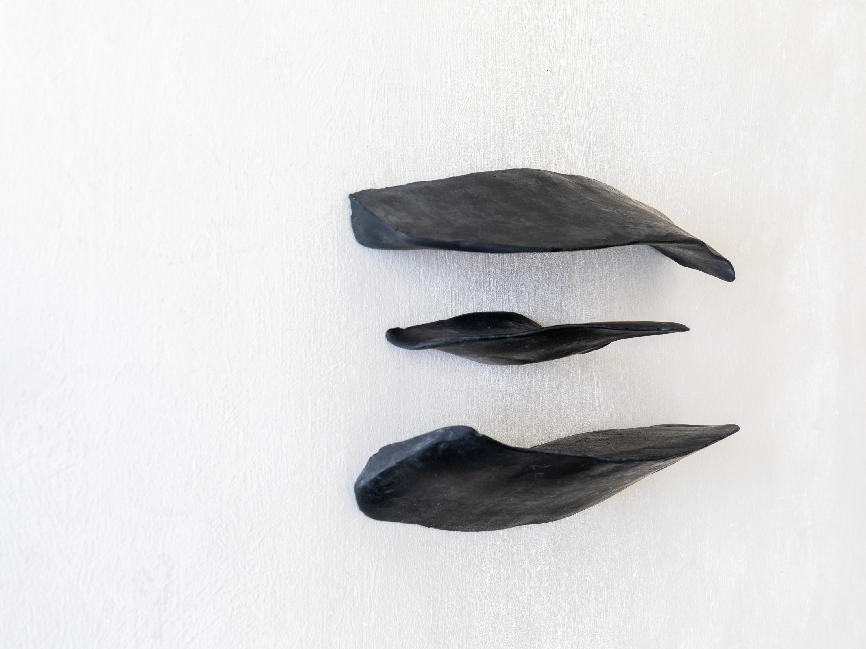 Cuerpos Magnéticos #9 Parte A. Wandskulptur (Grau), Abstract Sculpture, von Carla Gimbatti