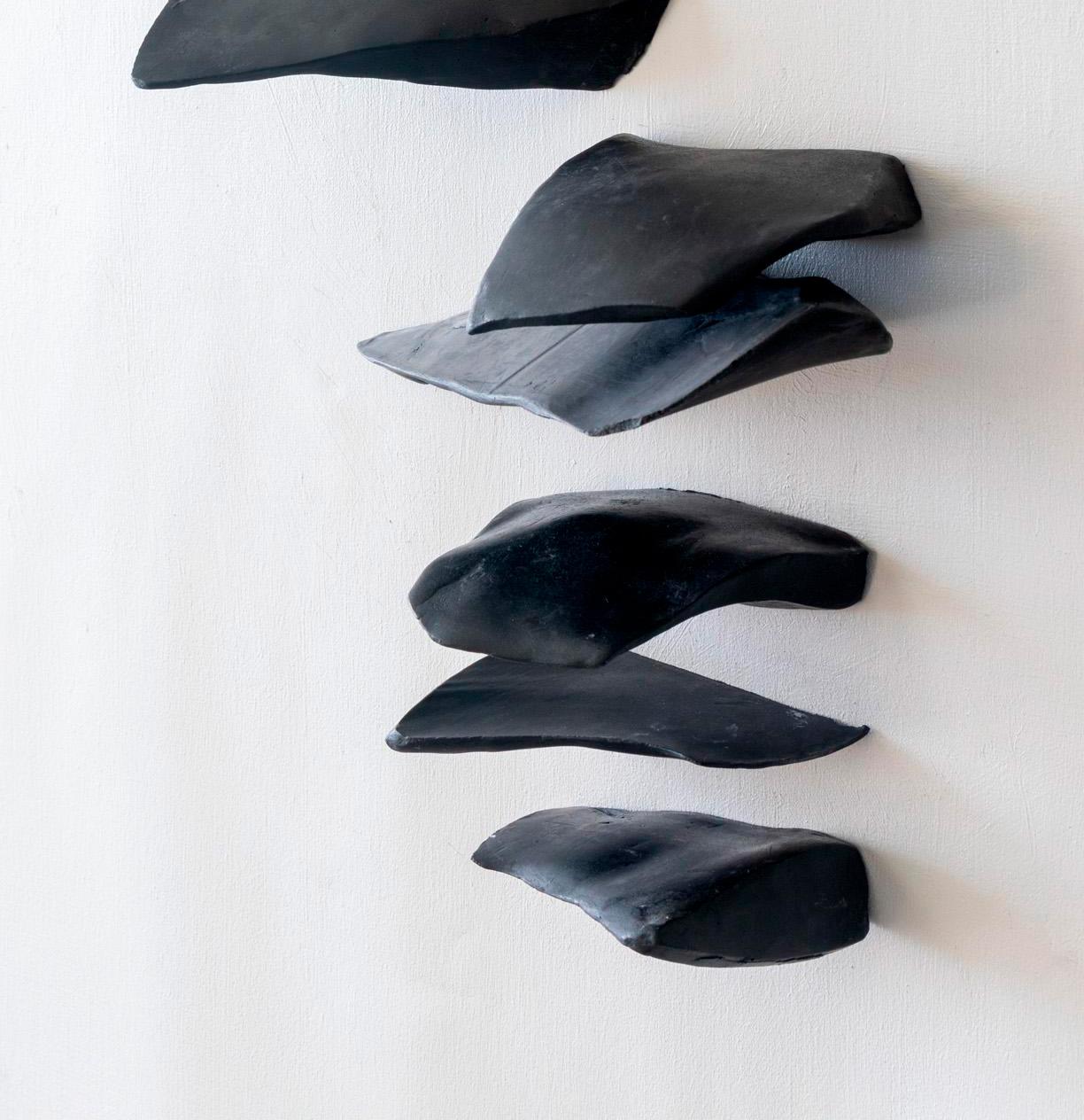 Cuerpos Magnéticos nº 9. Escultura mural - Abstract Sculpture Gris de Carla Gimbatti