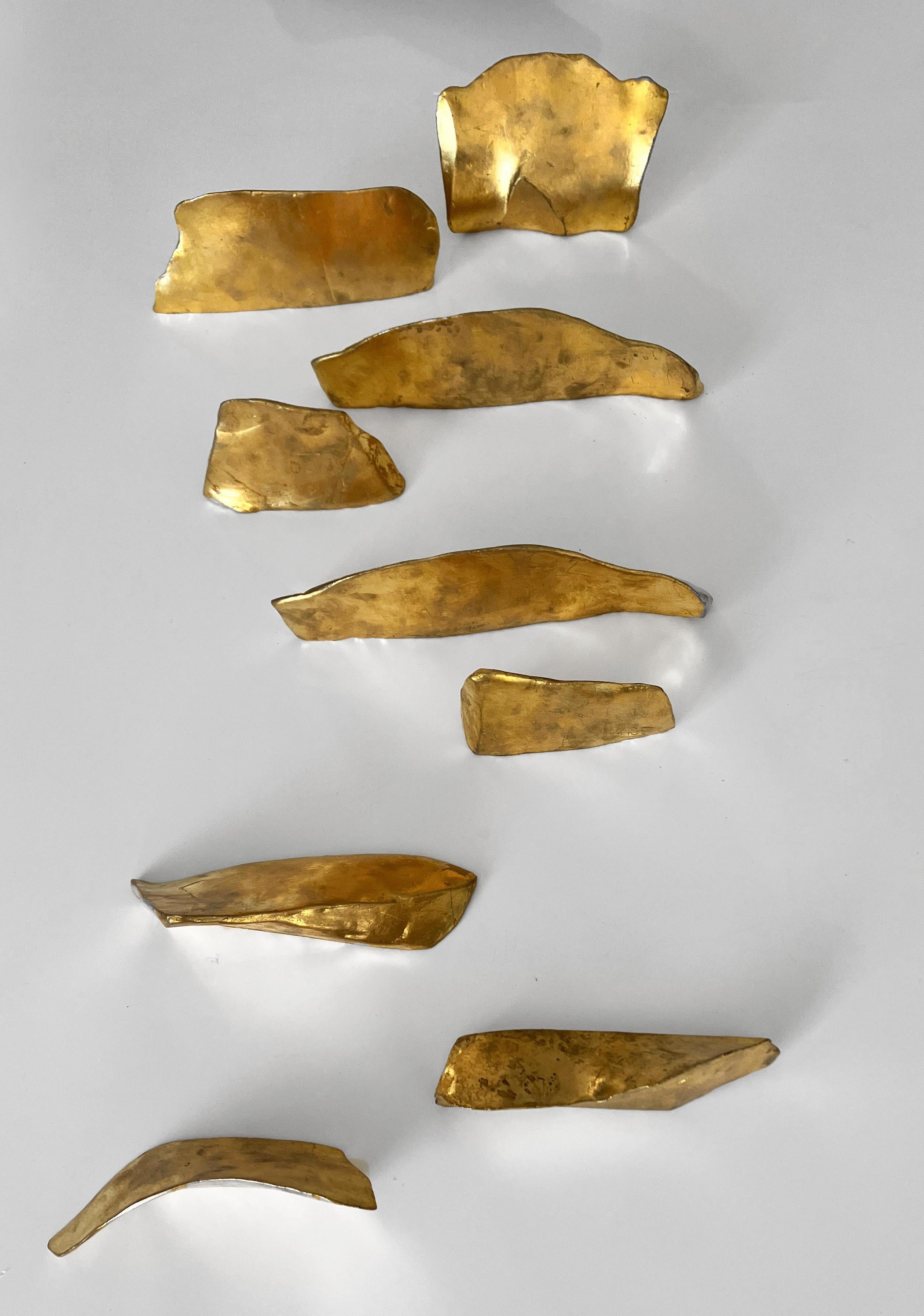 Cuerpos Magnéticos Oro, Escultura de Pared - Sculpture de Carla Gimbatti