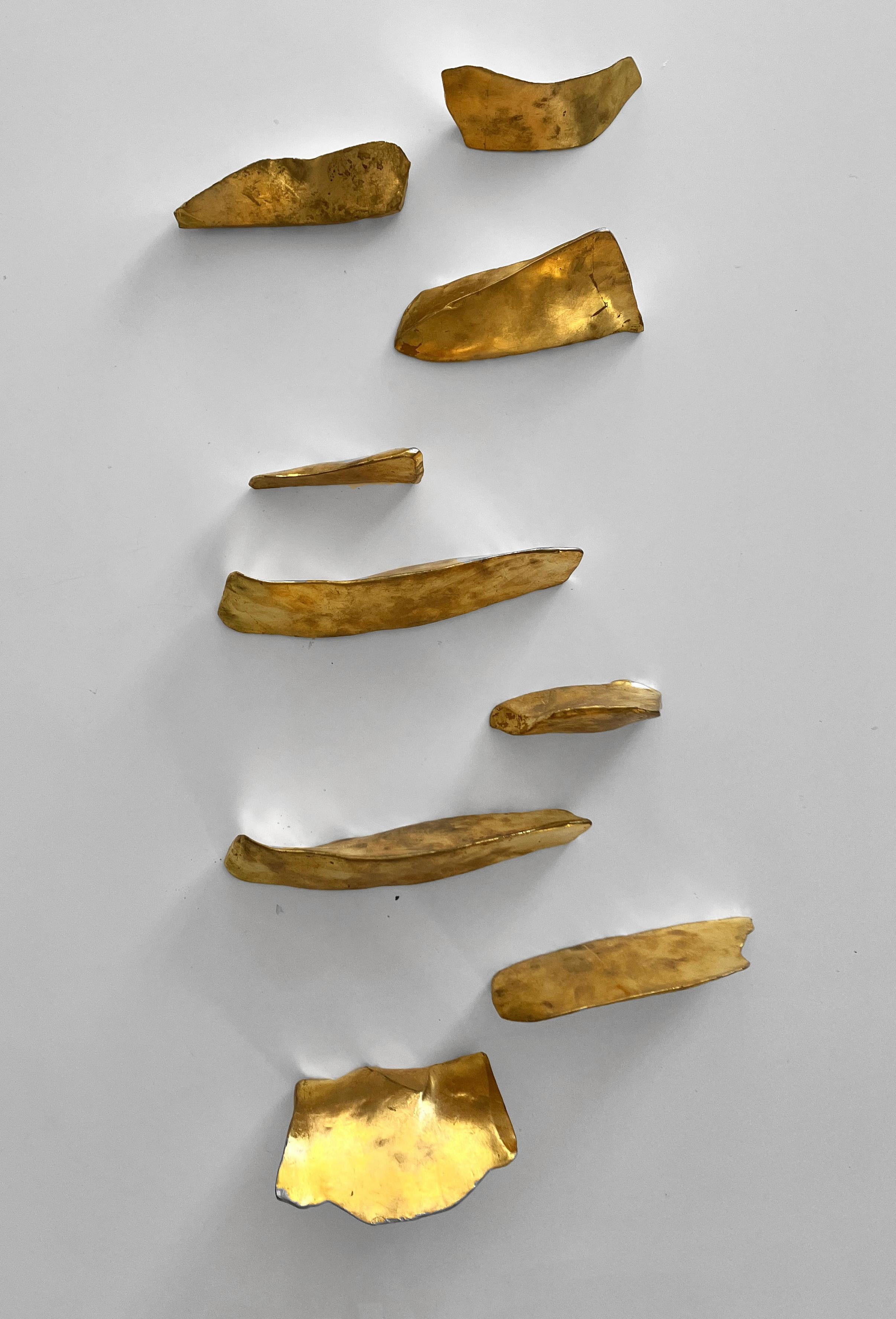 Cuerpos Magnéticos Oro, Escultura de Pared - Sculpture Geométrico abstracto de Carla Gimbatti