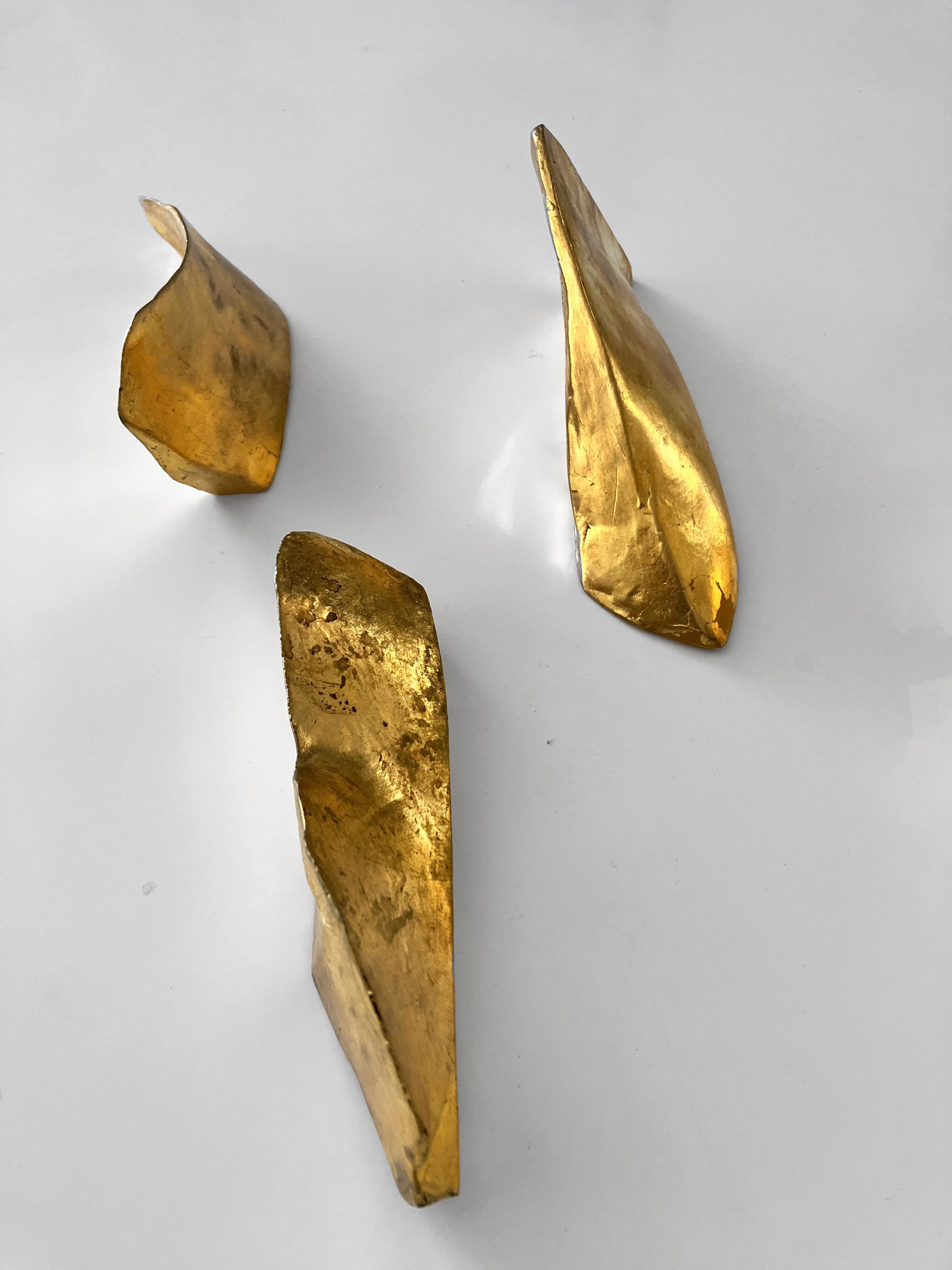 Cuerpos Magnéticos Oro, Escultura de Pared - Abstract Sculpture Gris de Carla Gimbatti