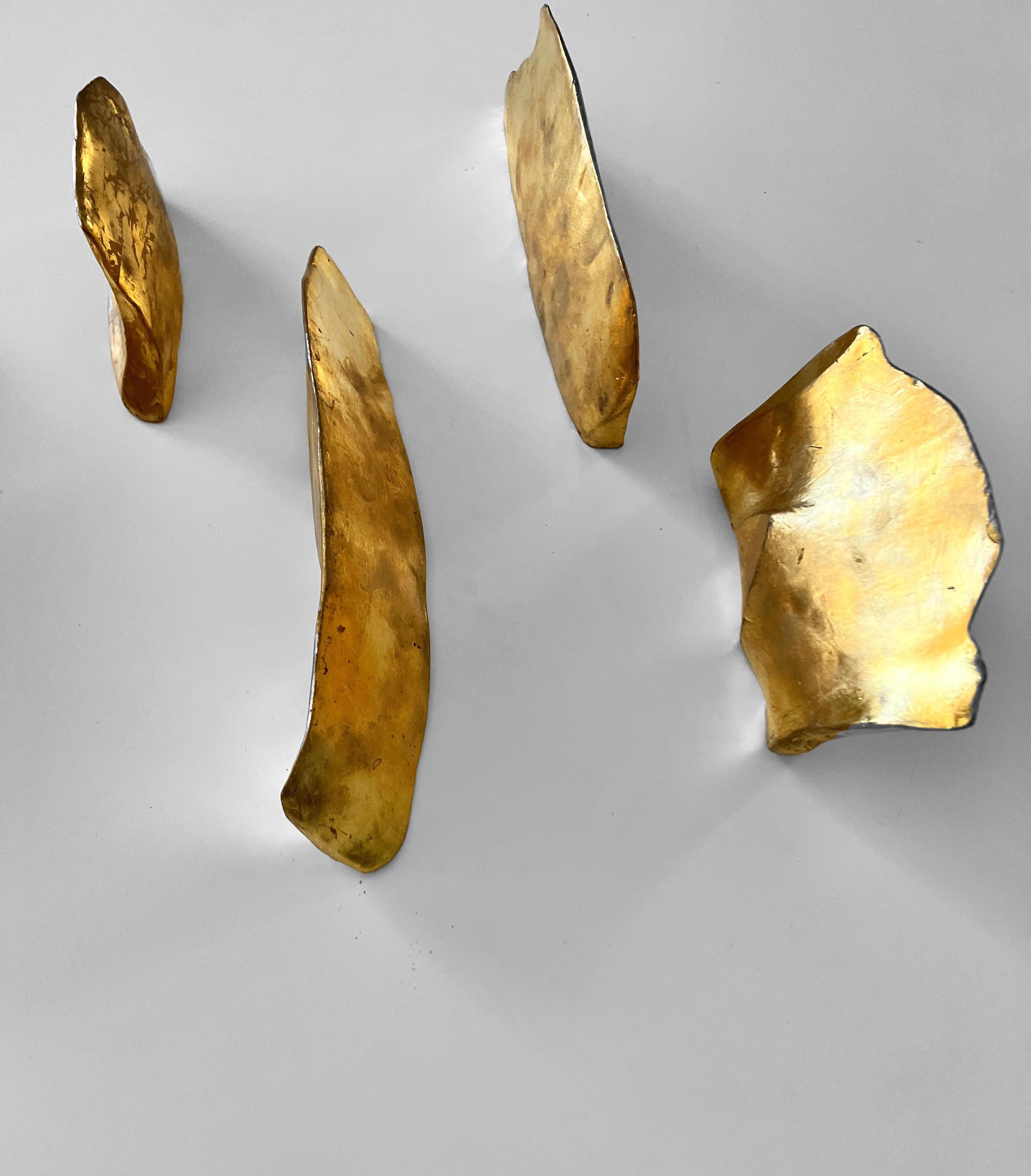 Cuerpos Magnéticos nació buscando la relación entre la naturaleza y nuestros cuerpos: vemos rocas, huesos, estructuras, flexibilidad, atracciones, espacios, movimiento, quietud. Cuerpos Magnéticos es una obra dinámica en la que cada pieza refleja la