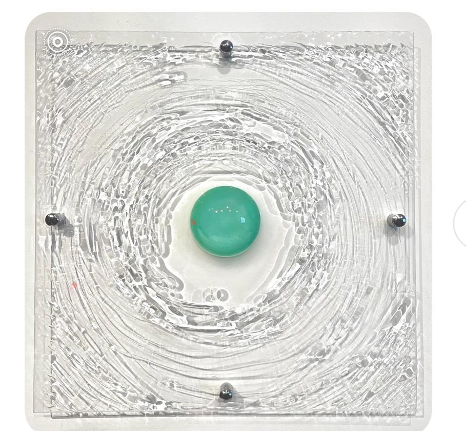 Künstlerin: Carla Goldberg
Titel: Dunkelblaue Blase
Medium: Gegossenes und gegossenes Harz, Emaille, Plexiglas
Größe: 15 x 15 Zoll
Jahr: 

Von Carla:
"Manche haben meine Kunst "Liquid Rhythms" genannt. Ich bin im Herzen ein Experimentator. Was Sie