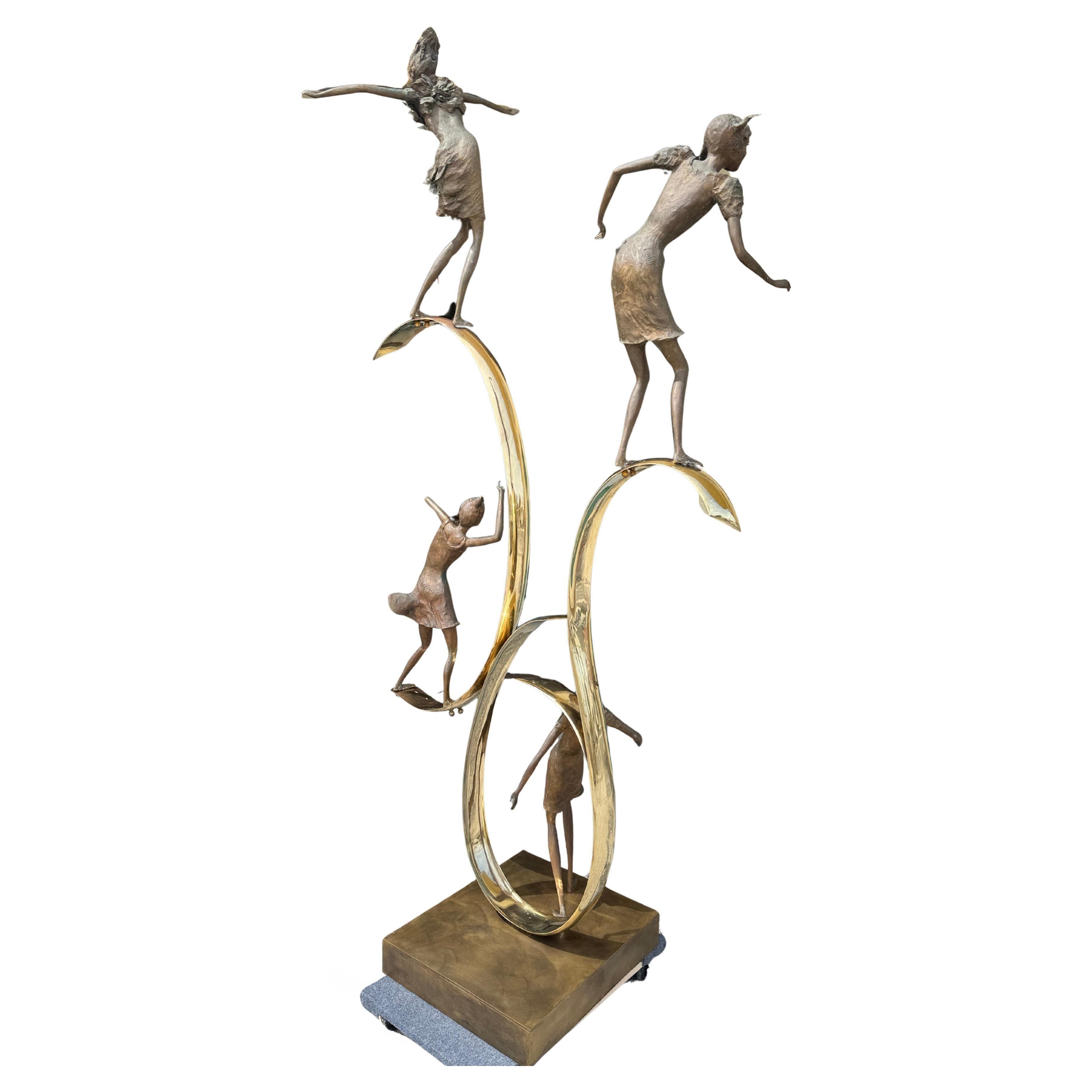 Scultura in bronzo di grandi dimensioni senza titolo di quattro ragazze giocose - Sculpture Moderno di Carla Lavatelli